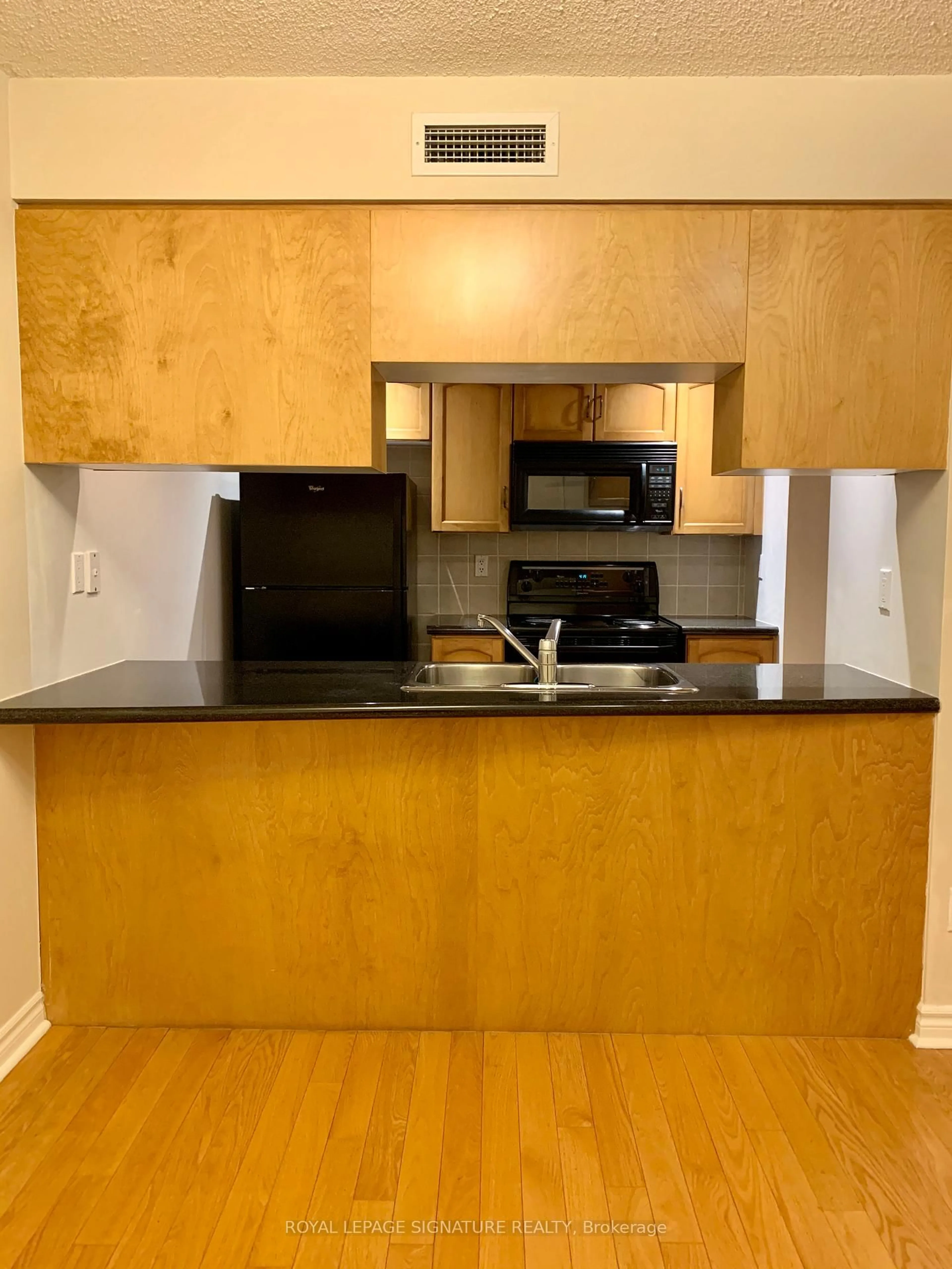 Standard kitchen, unknown for 270 Wellington St #313, Toronto Ontario M5V 3P5