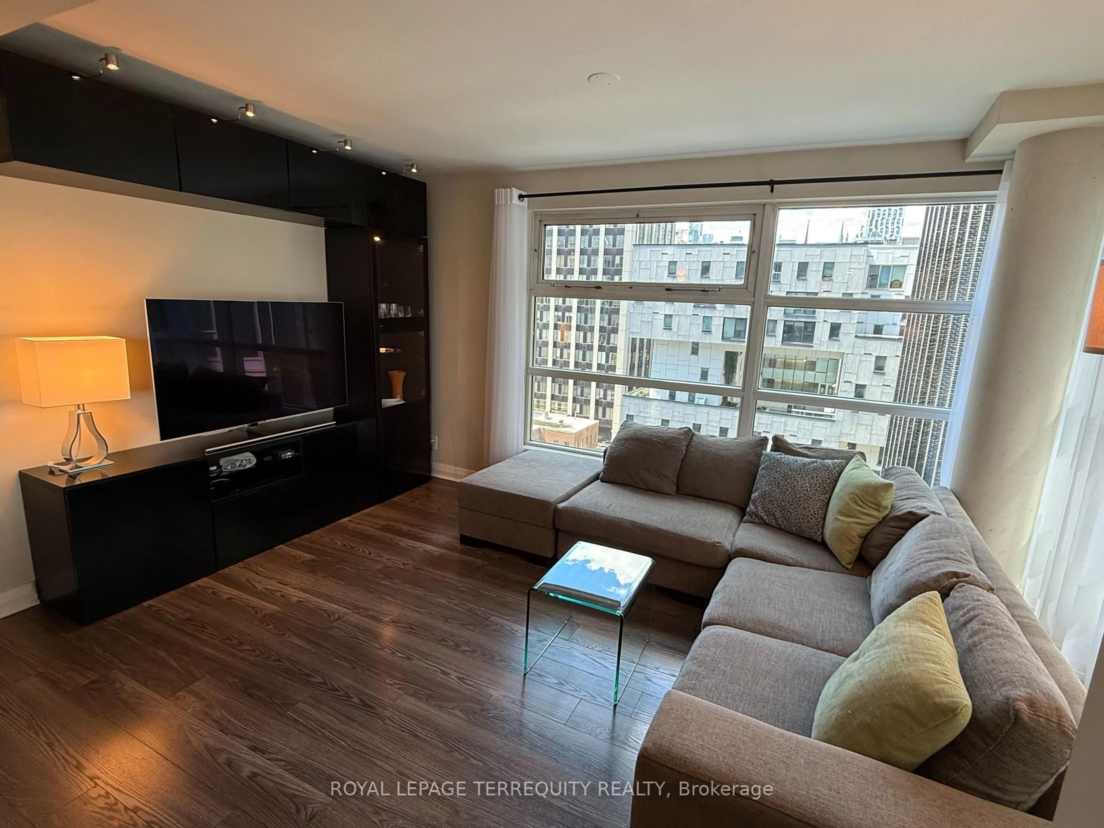 Living room with furniture, wood/laminate floor for 50 Lombard St #1101, Toronto Ontario M5C 2X4