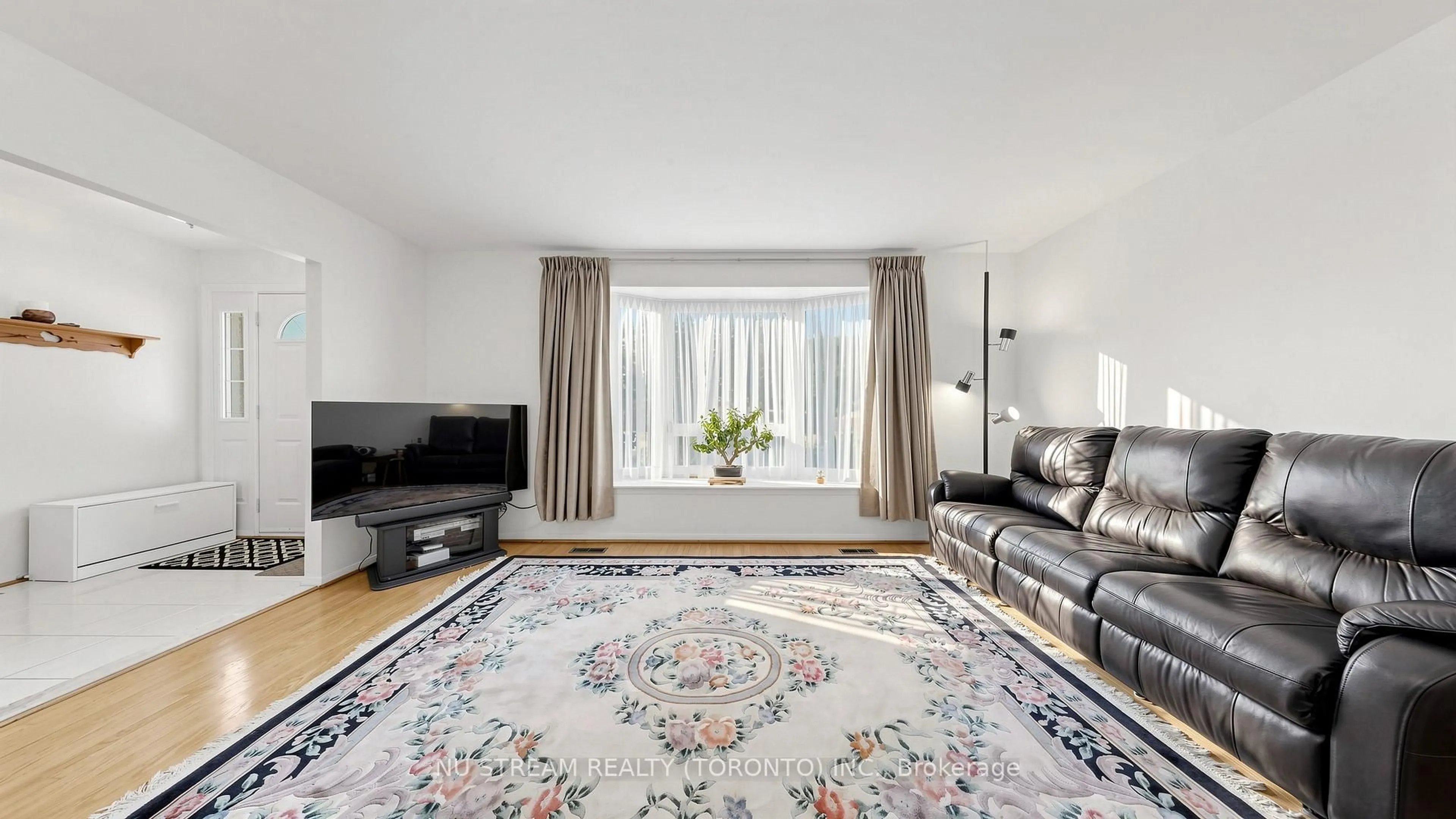 Living room with furniture, unknown for 86 Brian Dr, Toronto Ontario M2J 3Y5
