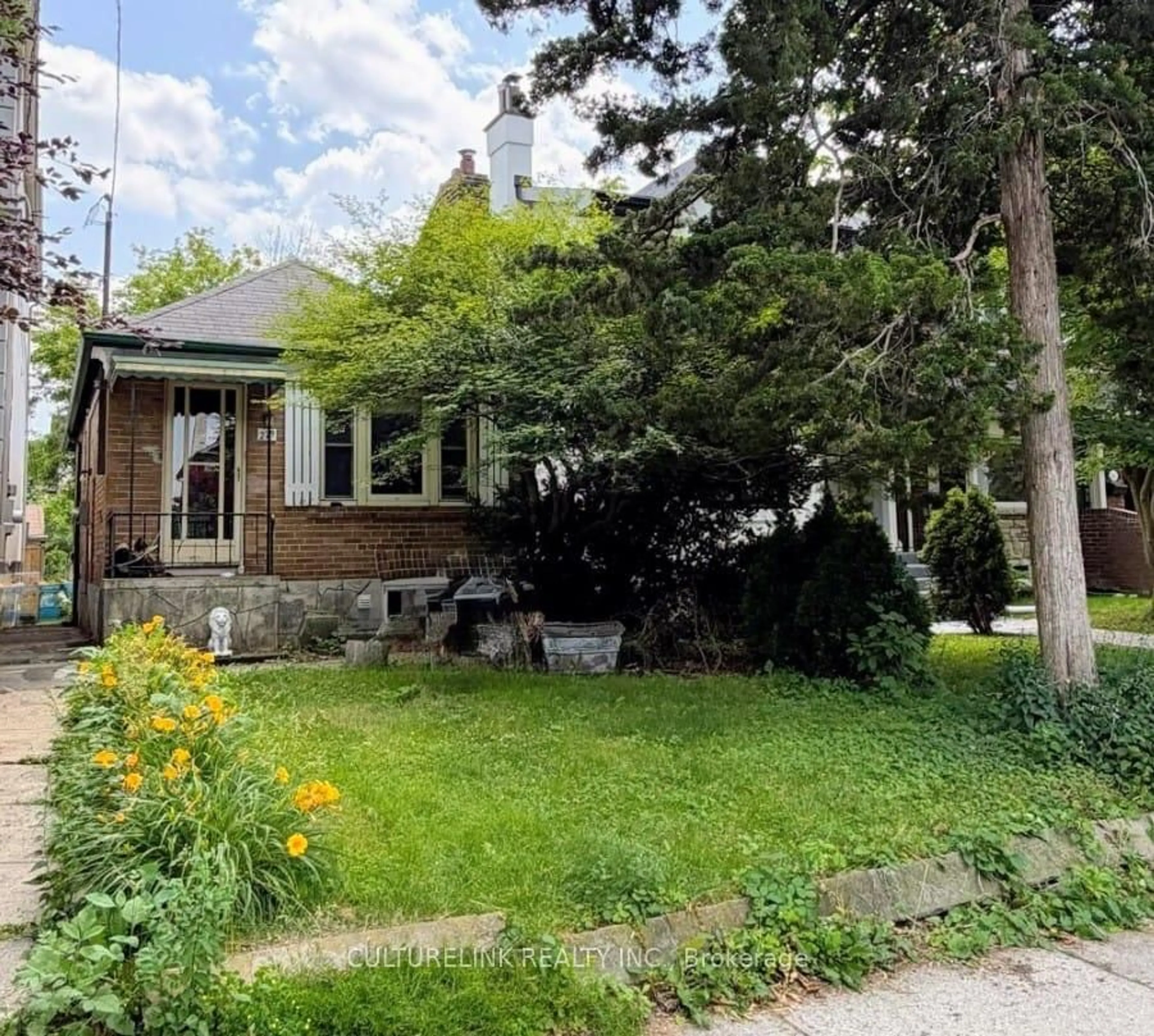 A pic from outside/outdoor area/front of a property/back of a property/a pic from drone, street for 279 Bedford Park Ave, Toronto Ontario M5M 1J6