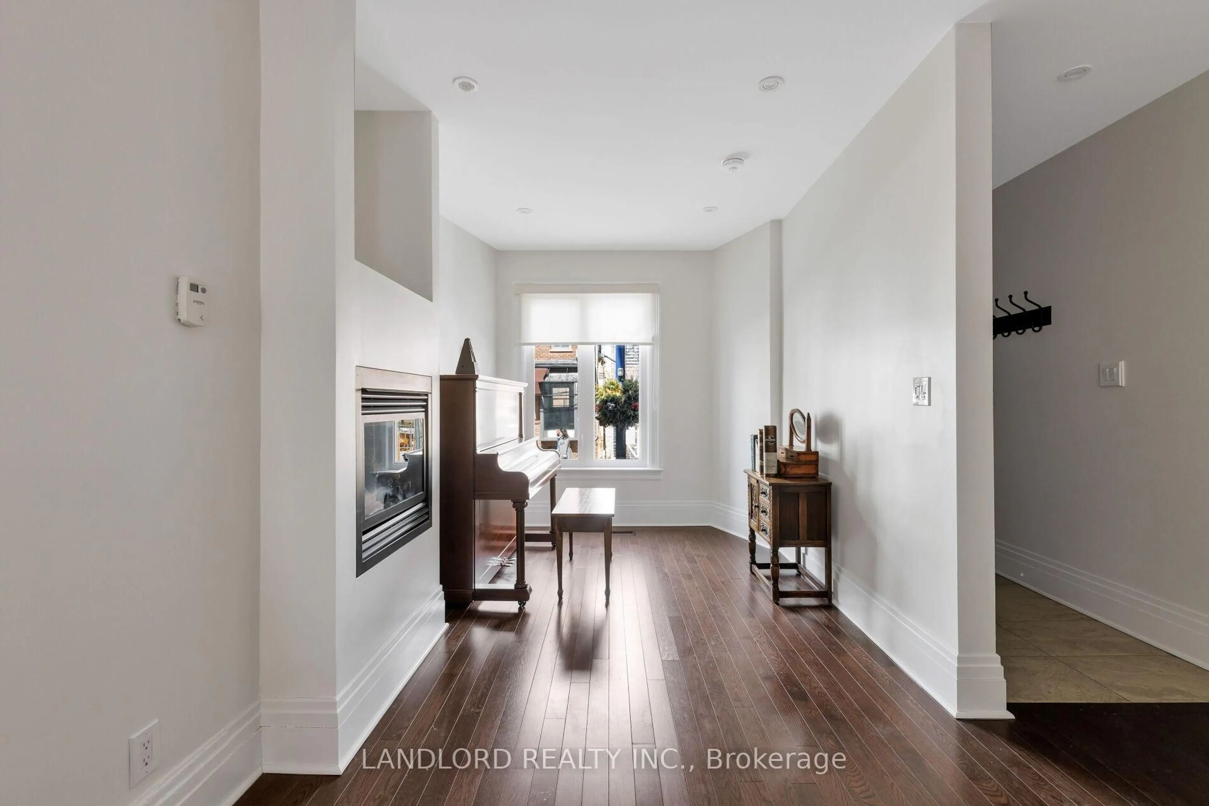 Indoor entryway for 107A Scollard St, Toronto Ontario M5R 1G4