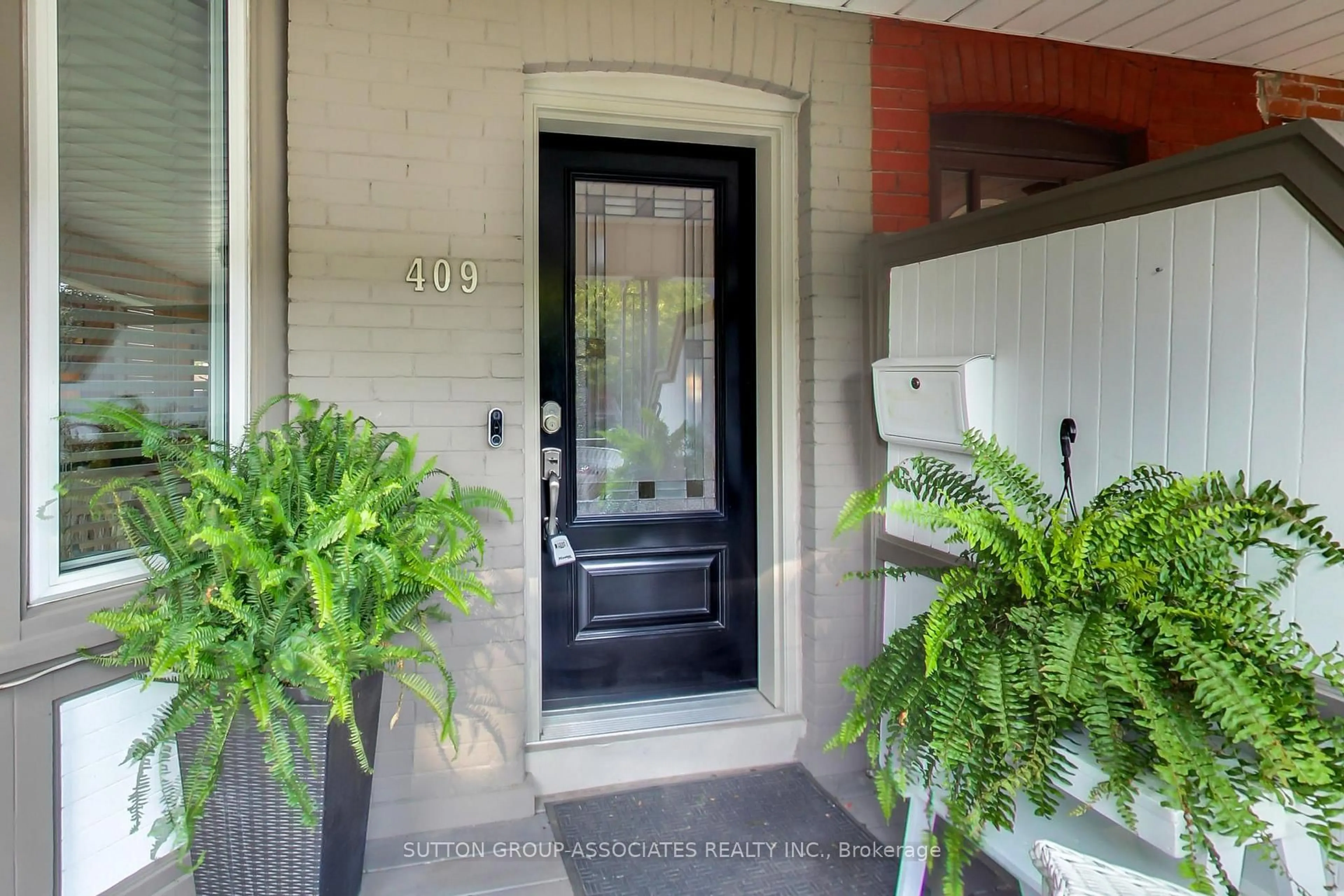 Indoor entryway for 409 Clinton St, Toronto Ontario M6G 2Z1