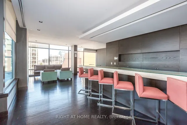18 Yorkville Ave #305, Toronto 2