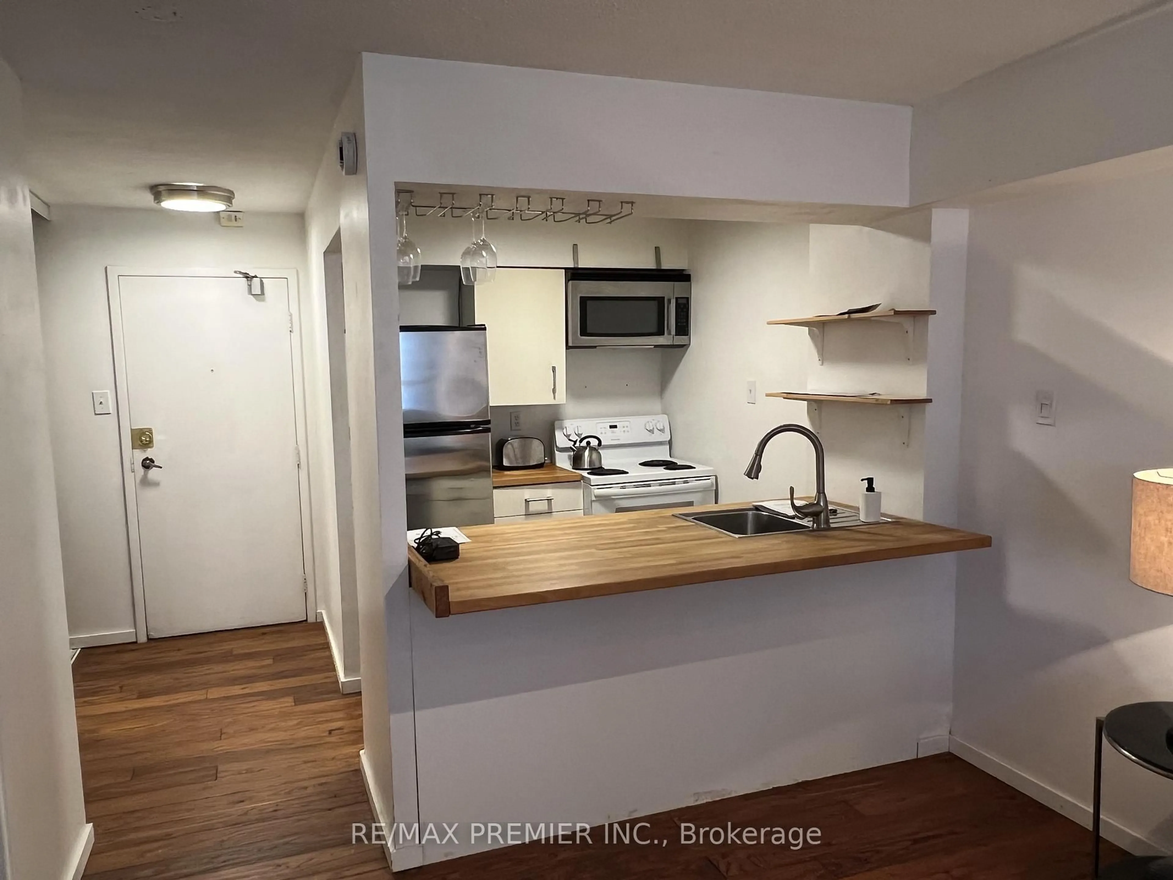 Standard kitchen, wood/laminate floor for 80 St Patrick St #718, Toronto Ontario M5T 2X6