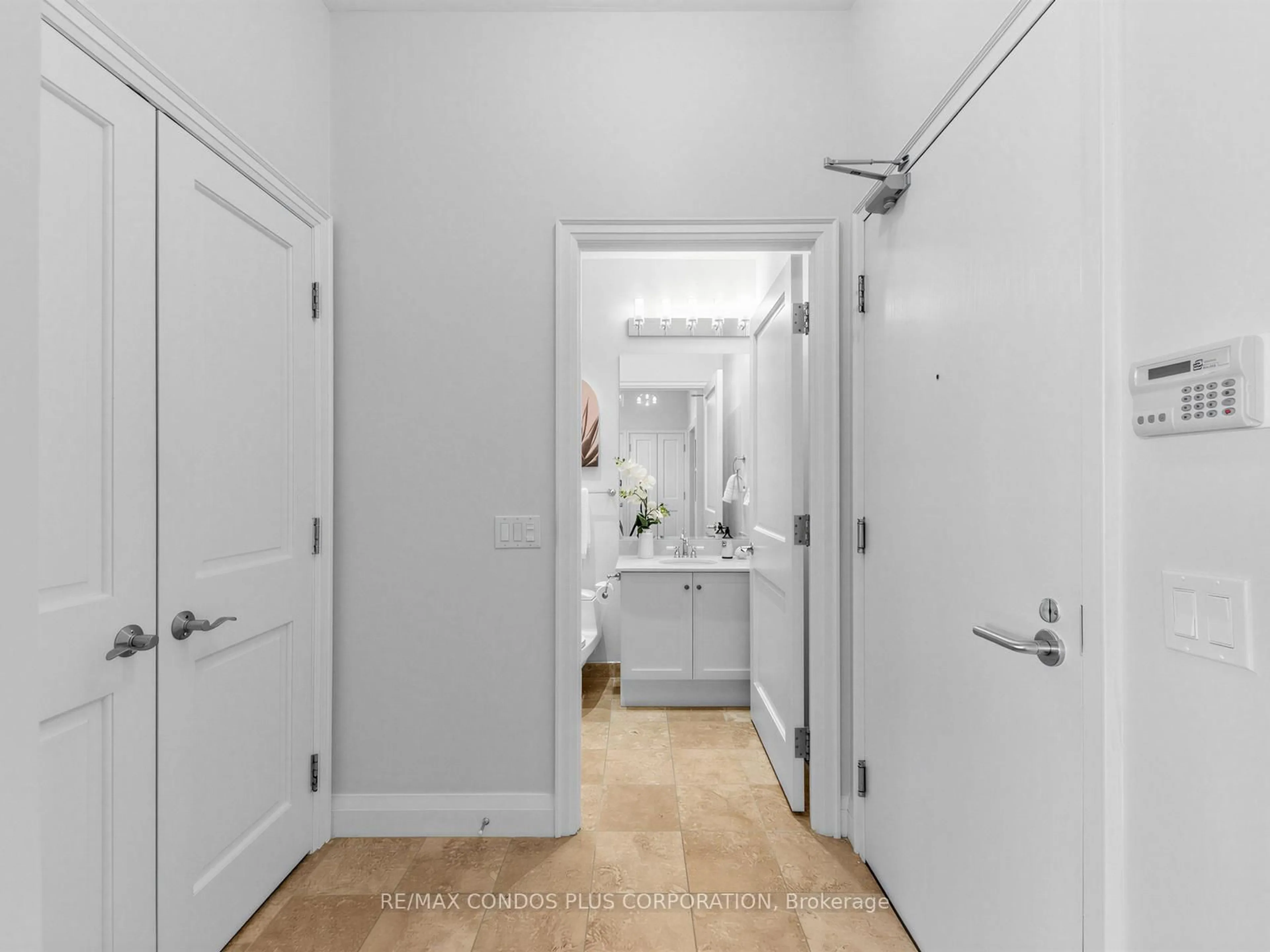 Indoor entryway for 208 Queens Quay #PH2, Toronto Ontario M5J 2Y5