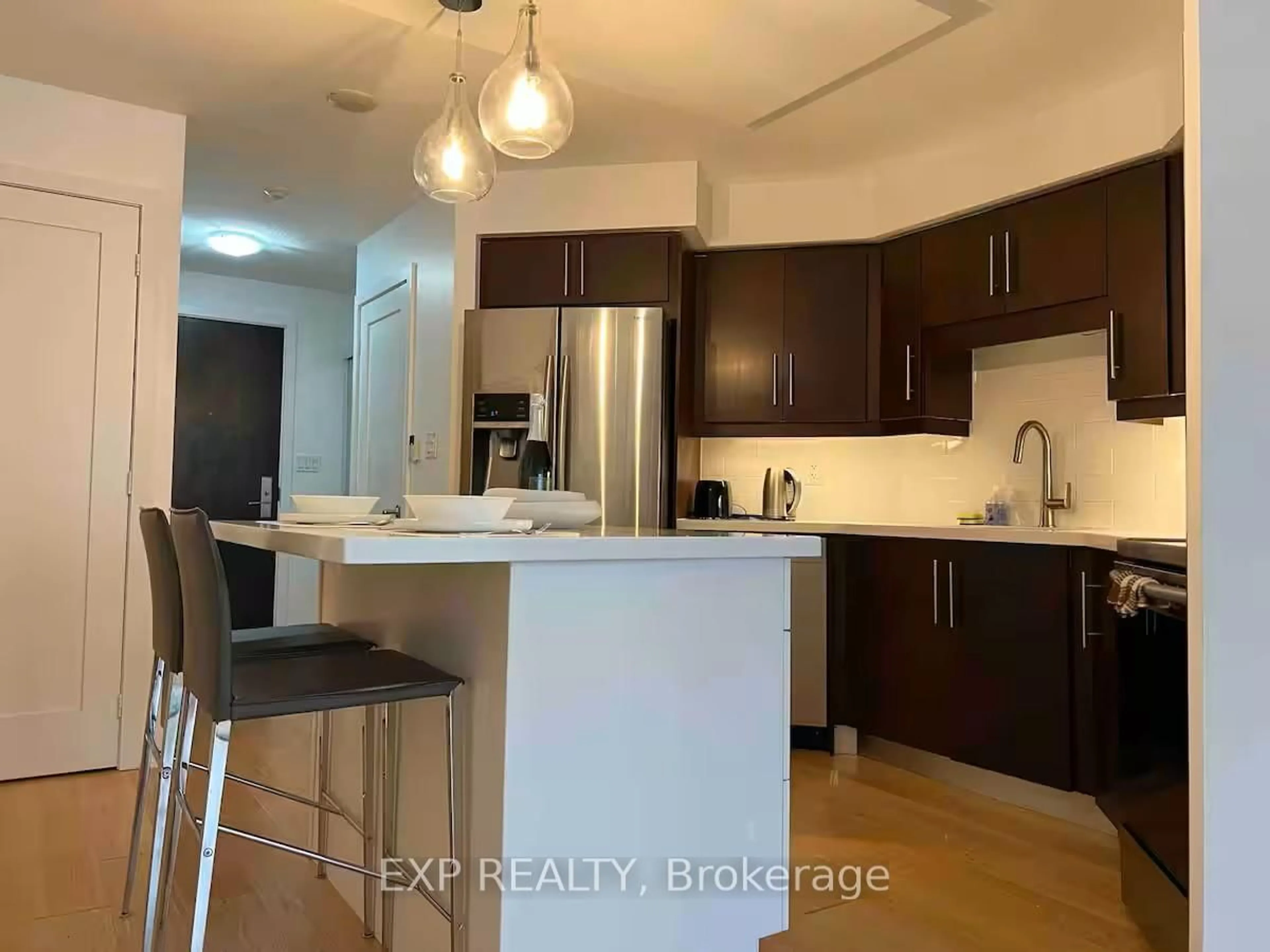 Open concept kitchen, wood/laminate floor for 20 Blue Jays Way #814, Toronto Ontario M5V 3W6