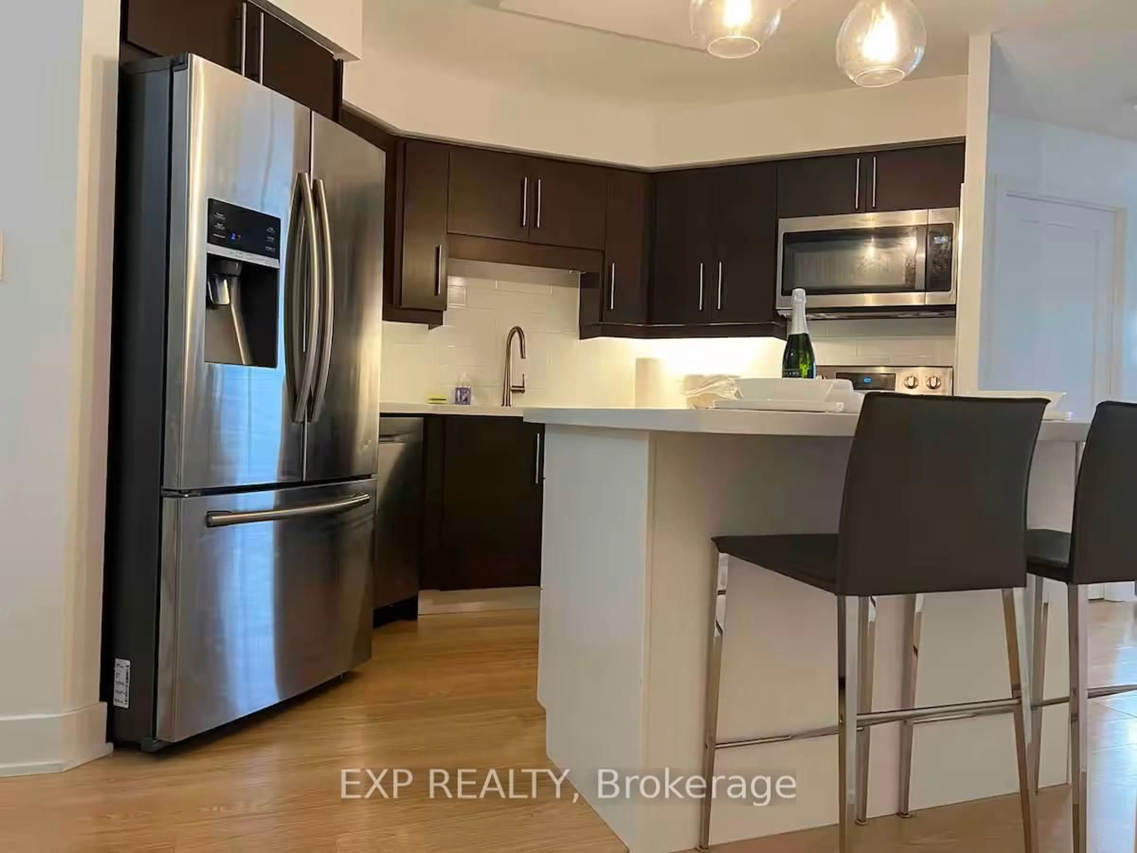 Open concept kitchen, wood/laminate floor for 20 Blue Jays Way #814, Toronto Ontario M5V 3W6