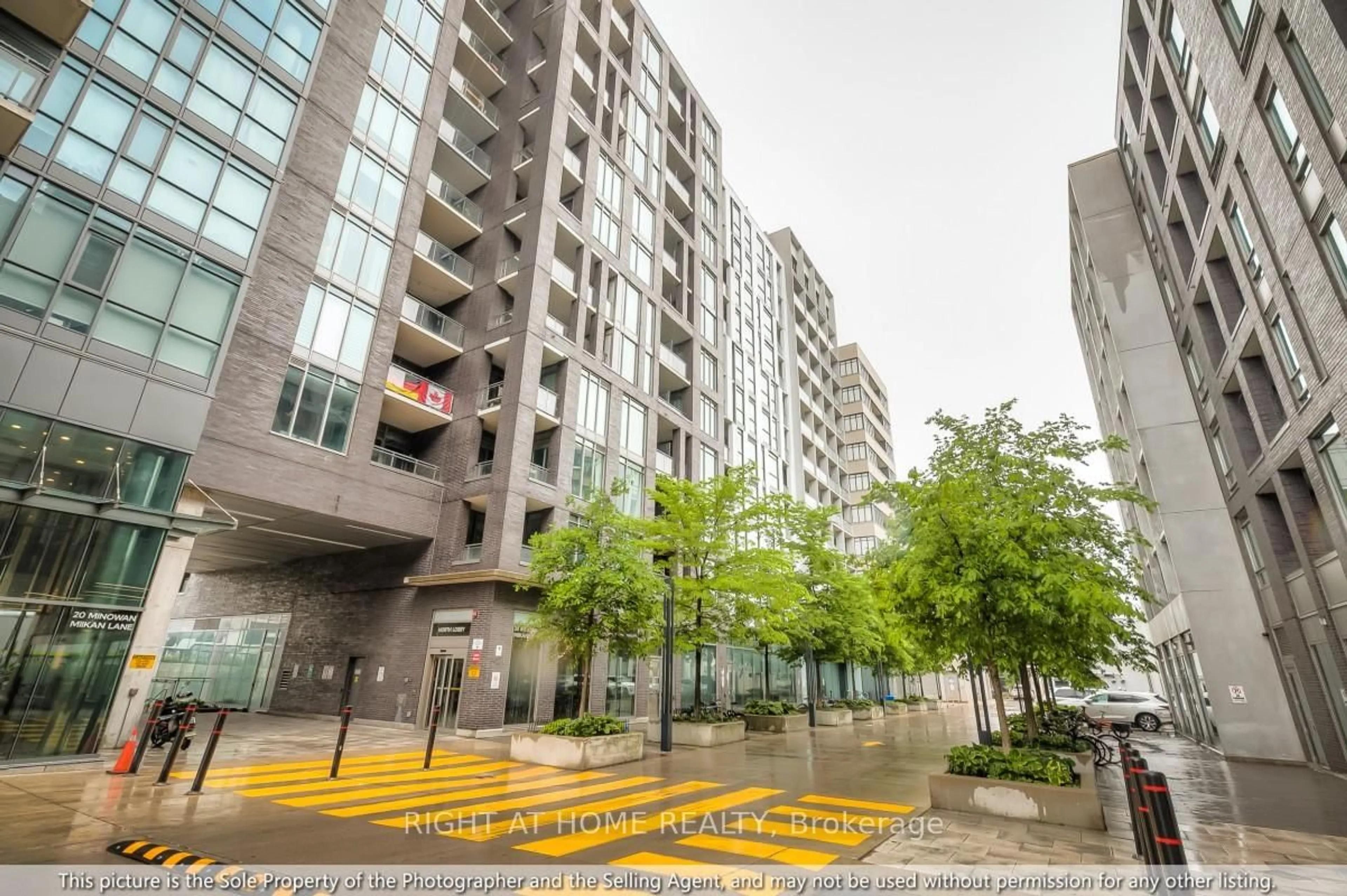 Patio, street for 20 Minowan Miikan Lane #419, Toronto Ontario M6J 0E5