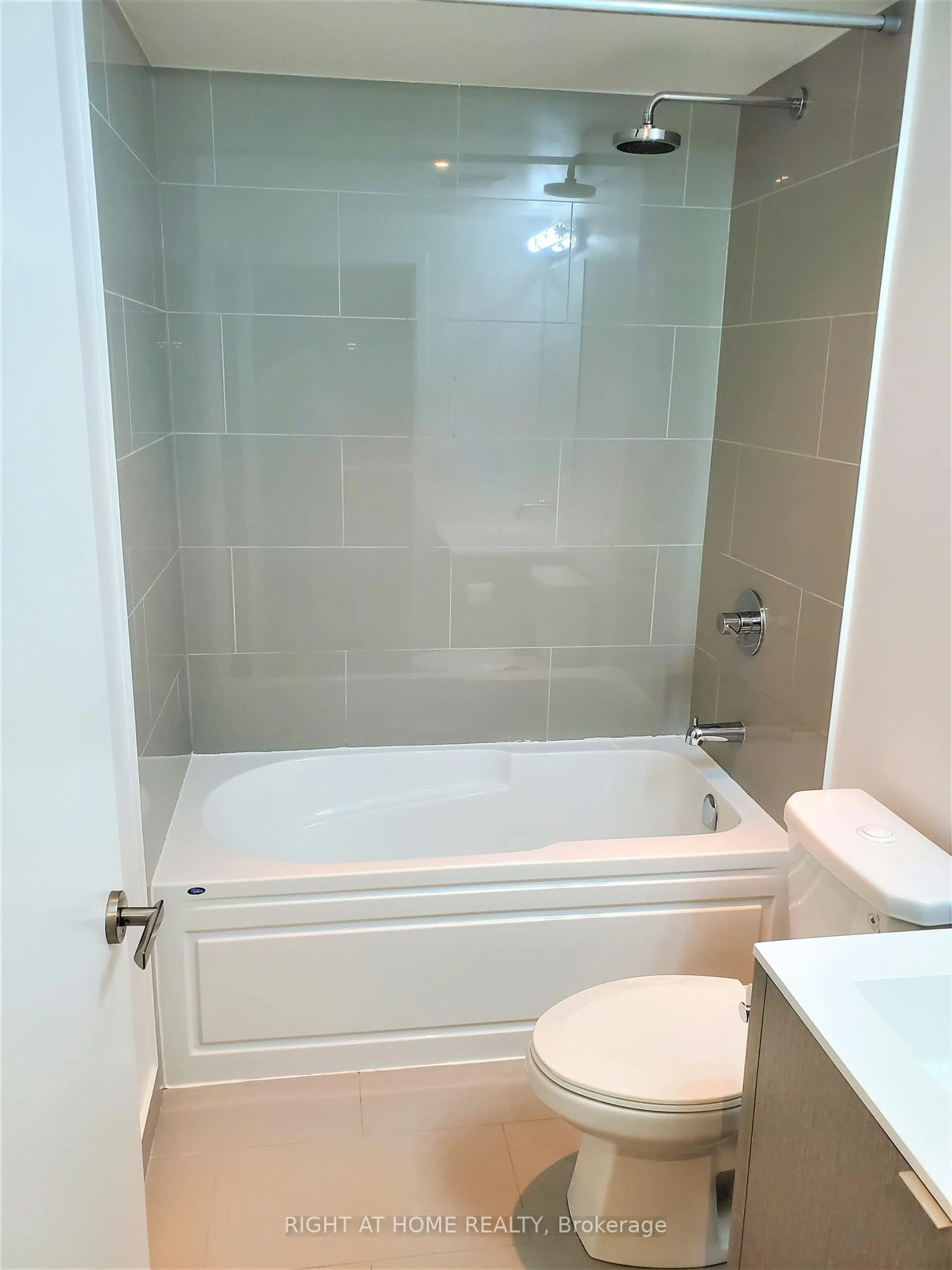 Standard bathroom, ceramic/tile floor for 88 Harbour St #1401, Toronto Ontario M5J 0C3