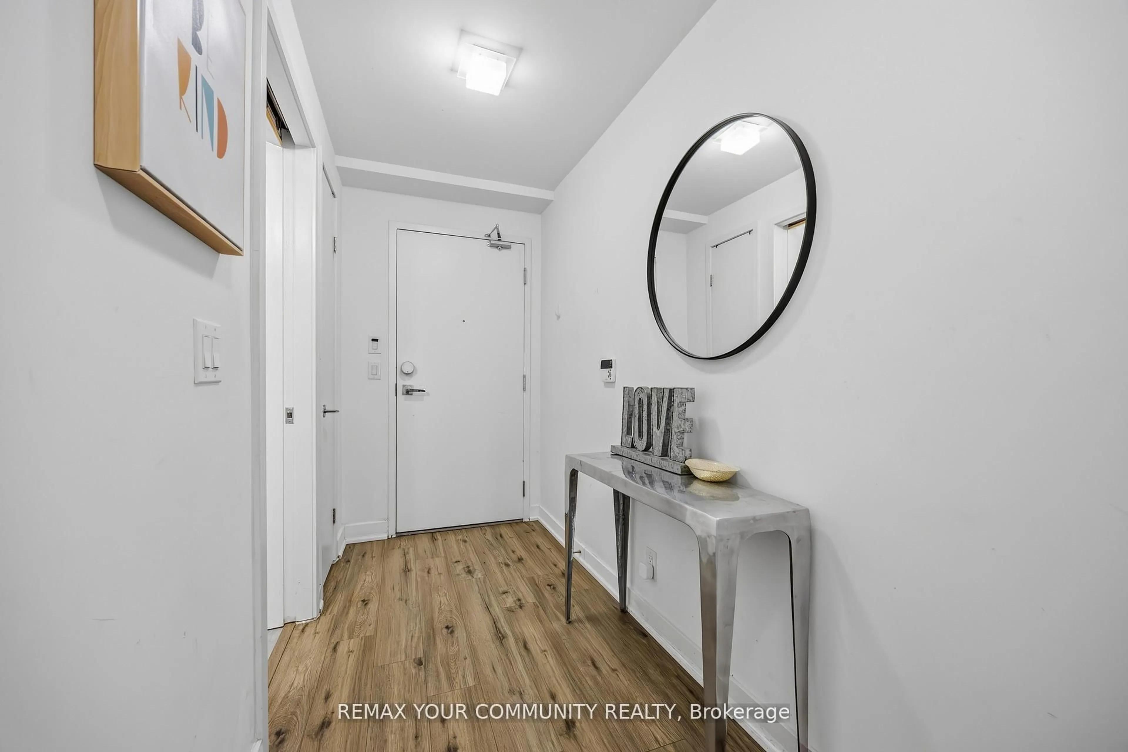 Indoor entryway for 14 York St #2302, Toronto Ontario M5J 0B1