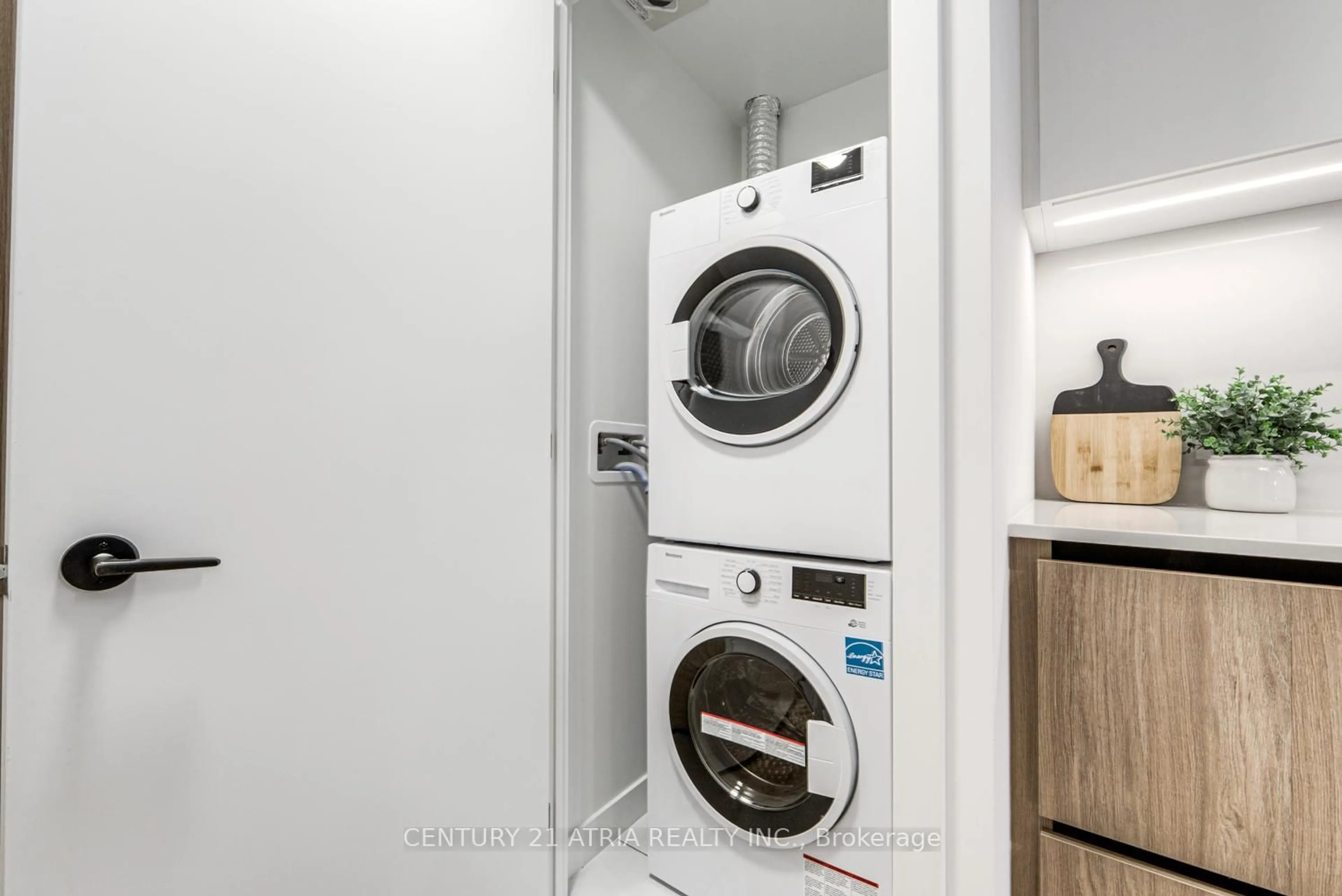 Laundry room for 35 Parliament St #513, Toronto Ontario M5A 0Z5