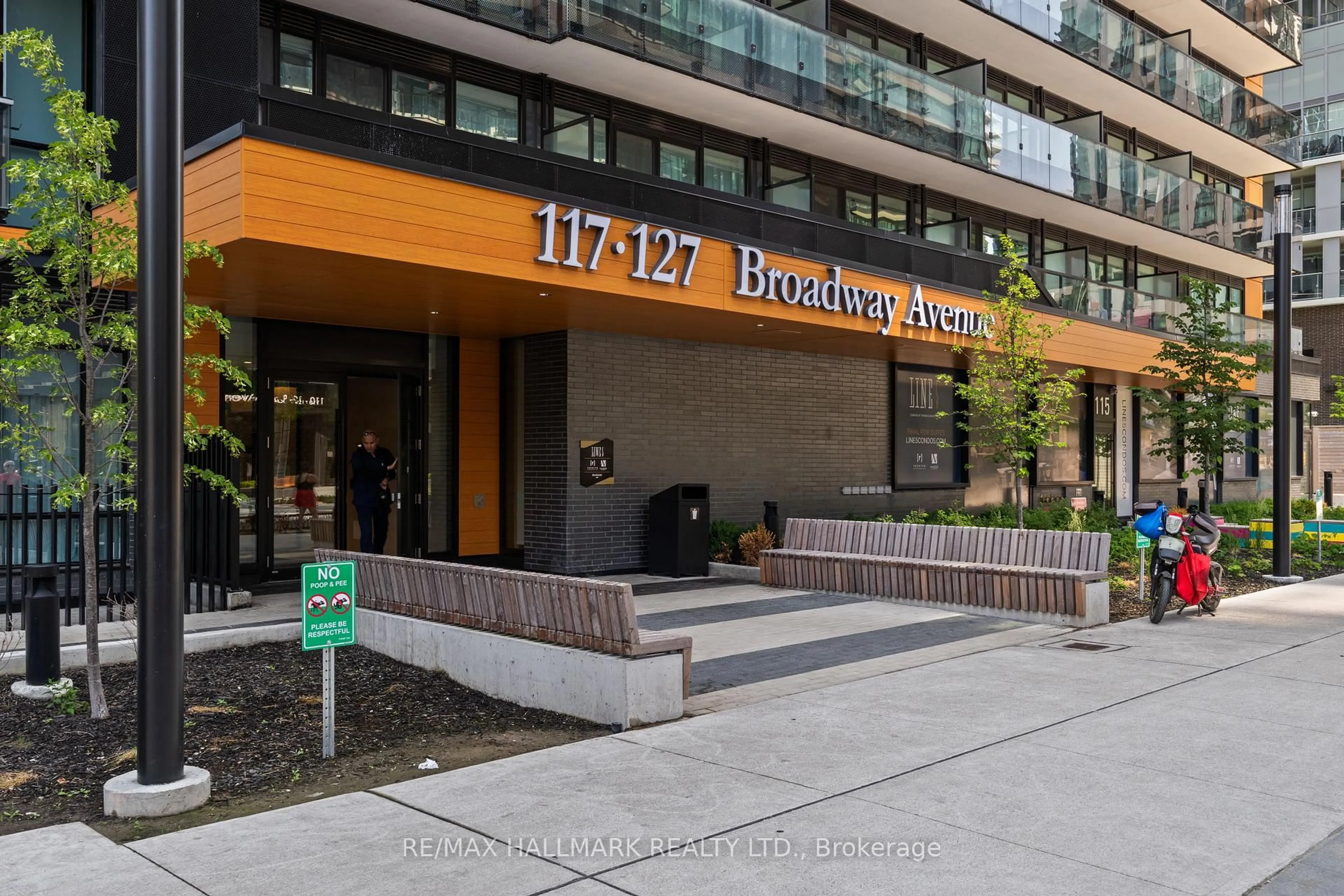 Indoor foyer for 127 Broadway Ave #1611, Toronto Ontario M4P 1V4