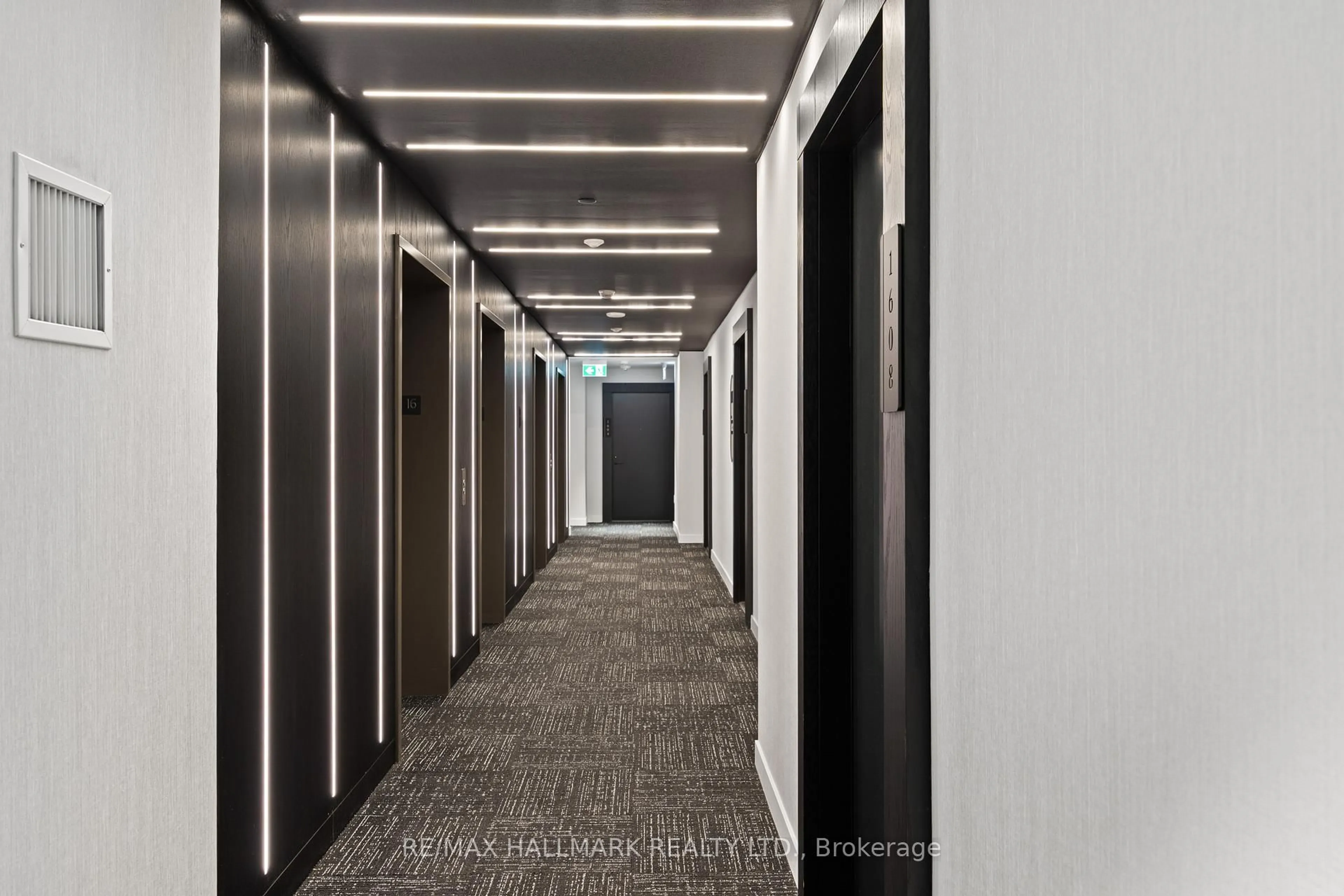 Indoor foyer for 127 Broadway Ave #1611, Toronto Ontario M4P 1V4