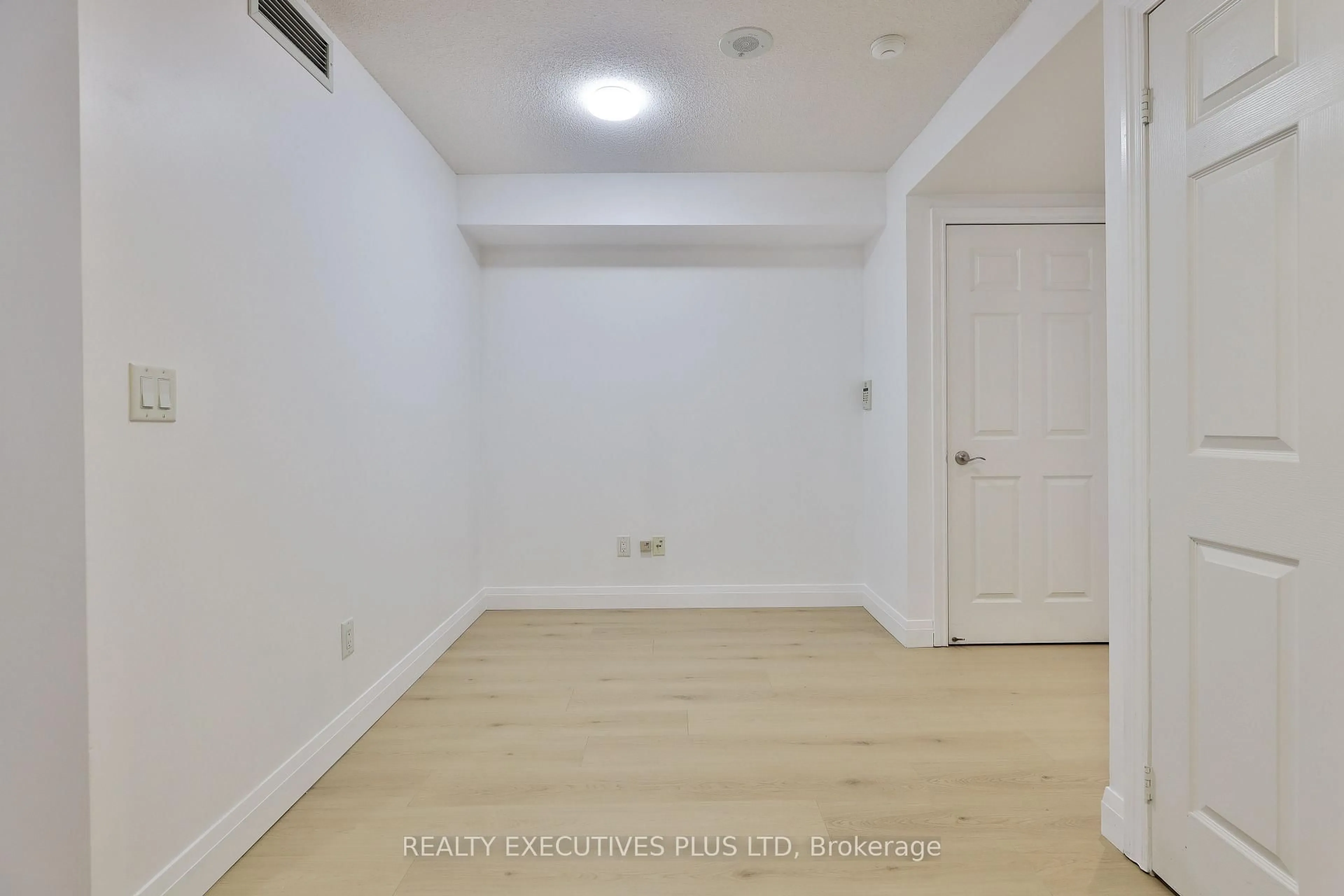 A pic of a room for 250 Wellington St #1028, Toronto Ontario M5V 3P6