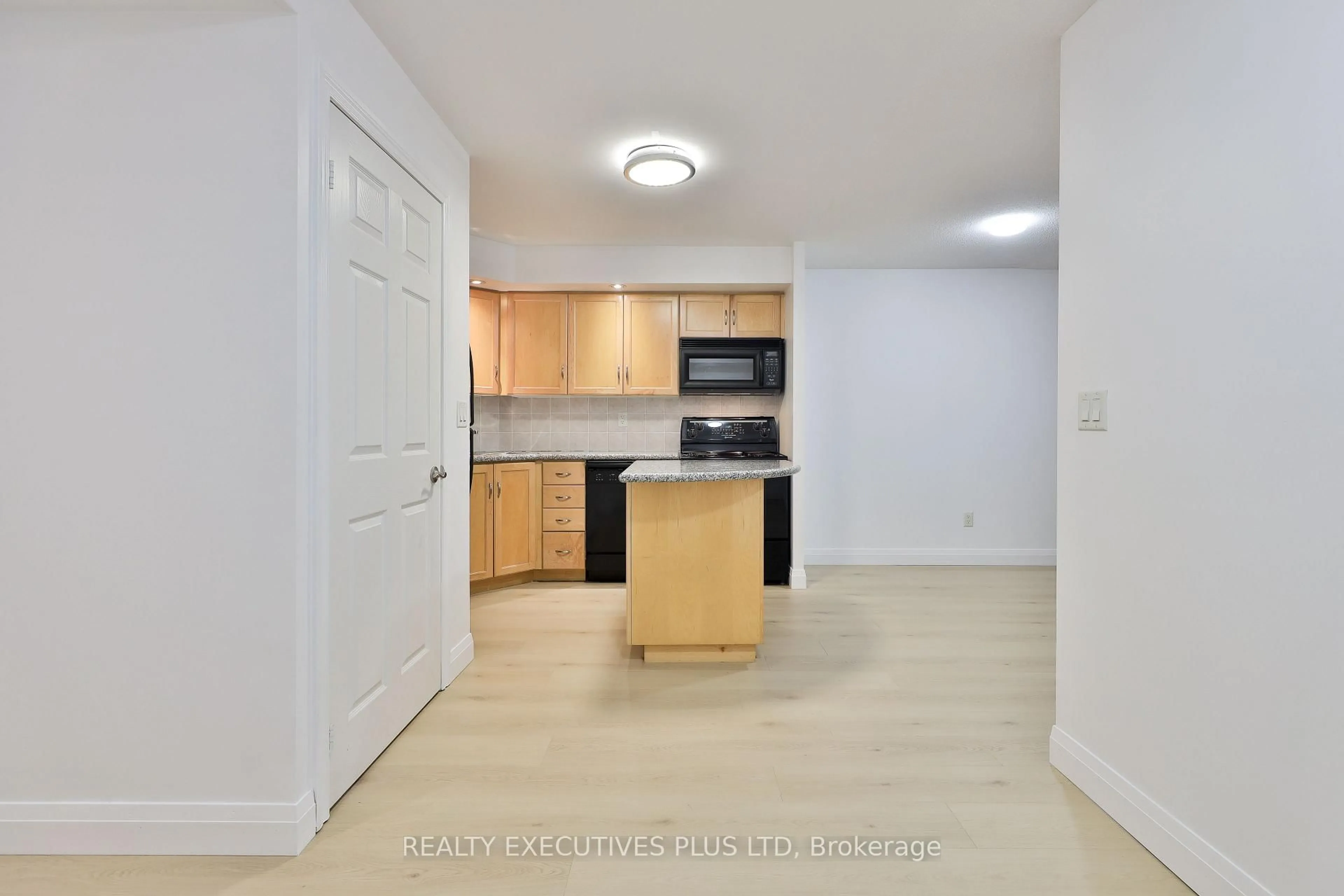 Standard kitchen, unknown for 250 Wellington St #1028, Toronto Ontario M5V 3P6