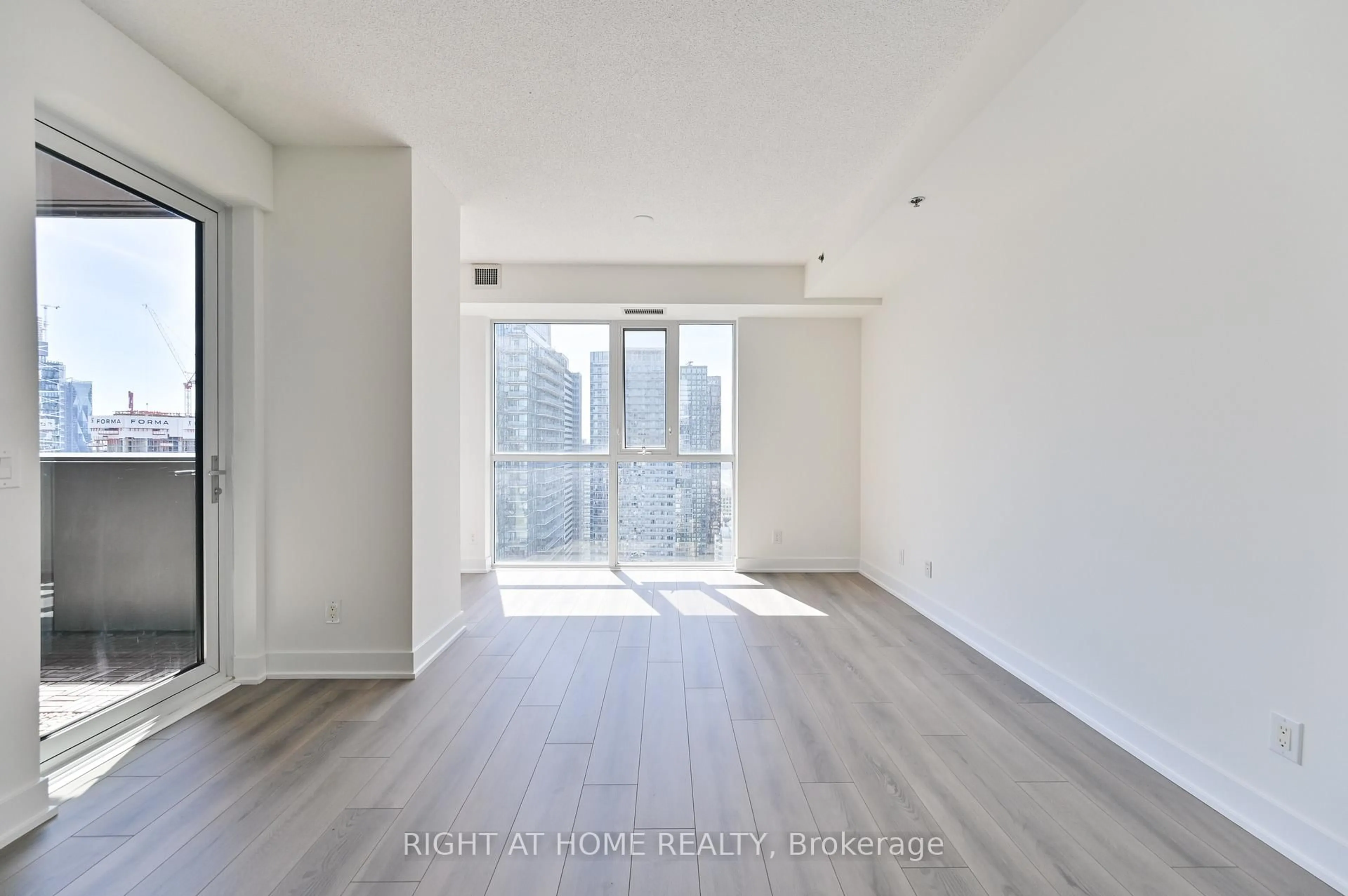 A pic of a room for 318 Richmond St #3506, Toronto Ontario M5V 0B4