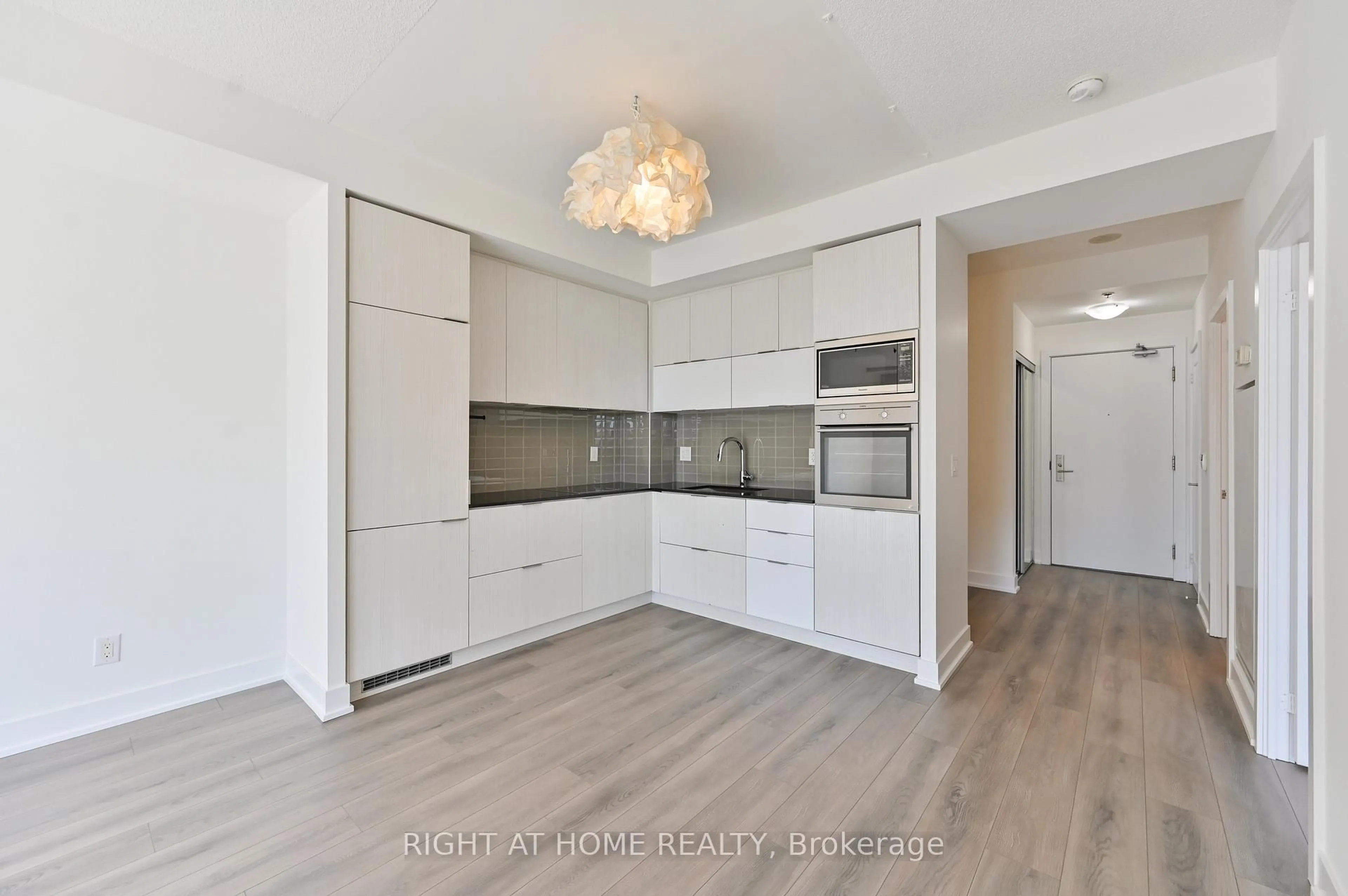 Open concept kitchen, wood/laminate floor for 318 Richmond St #3506, Toronto Ontario M5V 0B4
