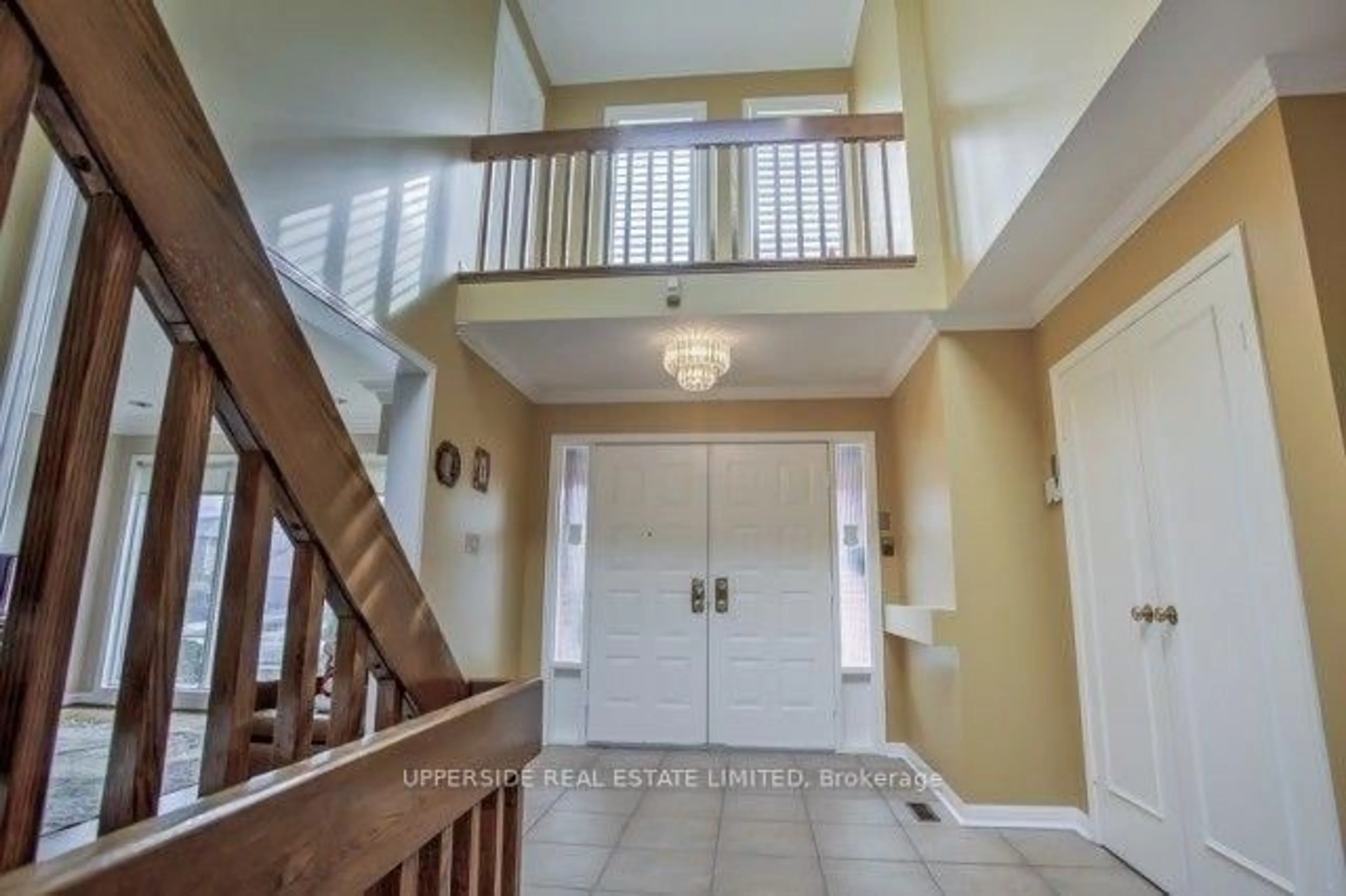 Indoor foyer for 252 Fisherville Rd, Toronto Ontario M2R 3C5