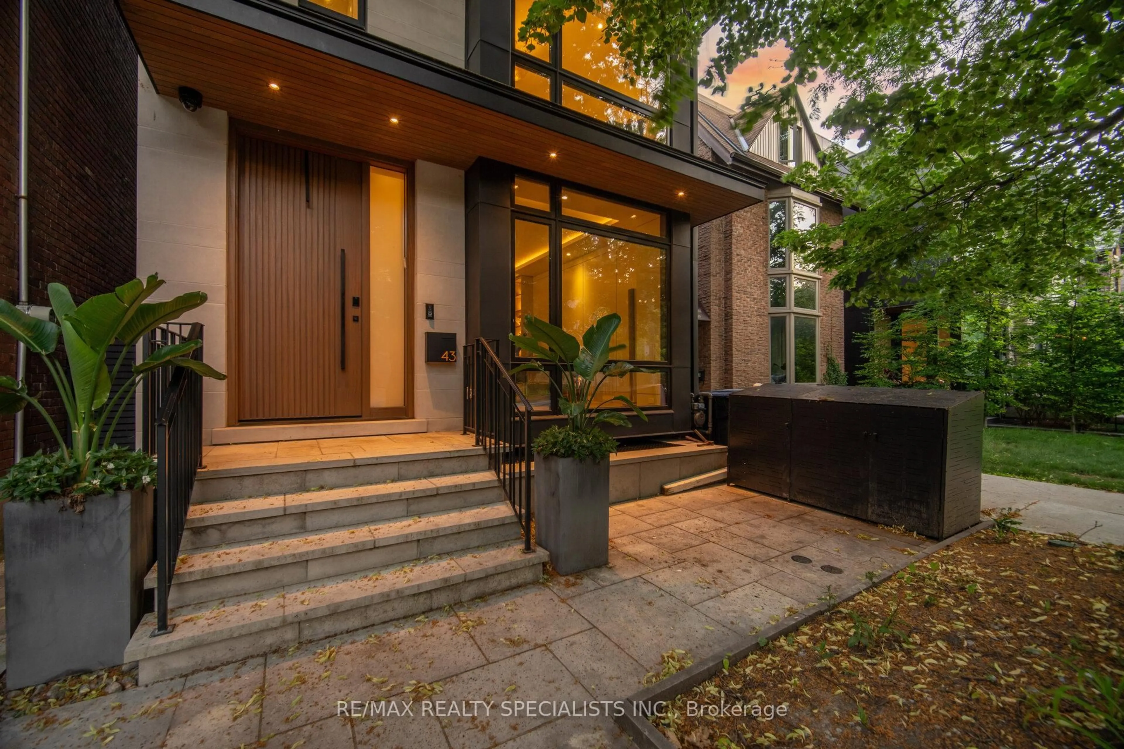 Indoor entryway for 43 Summerhill Ave, Toronto Ontario M4T 1A9