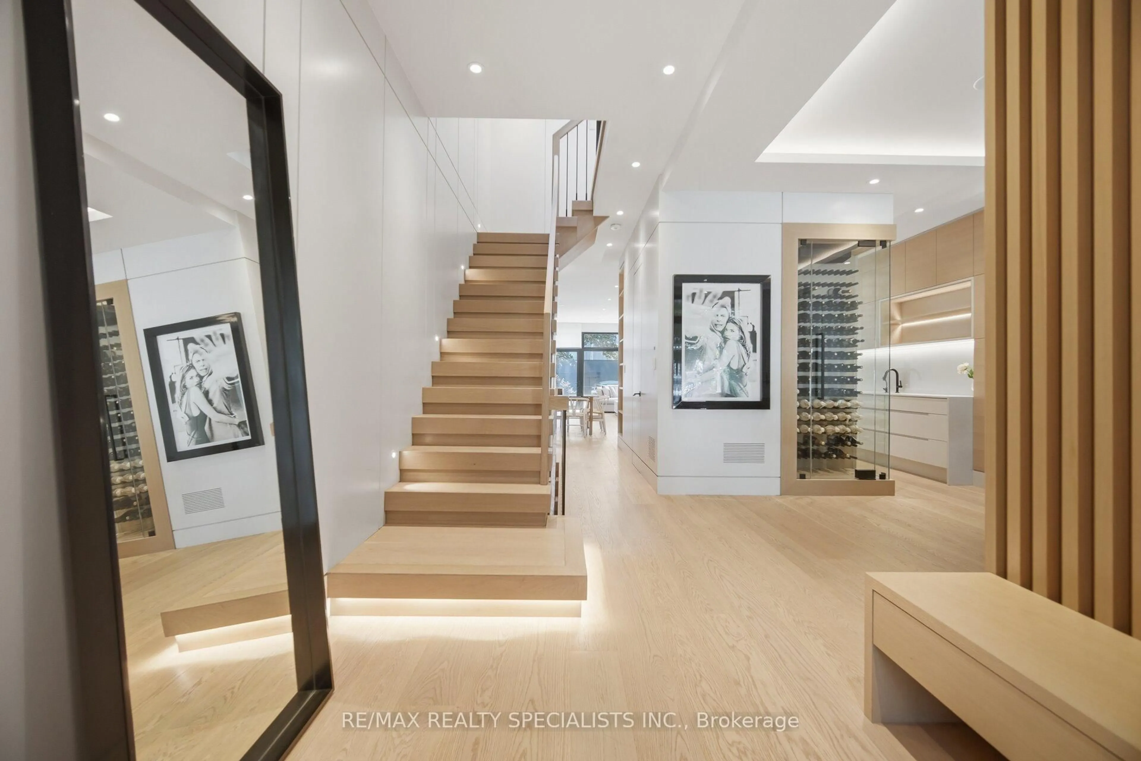 Indoor foyer for 43 Summerhill Ave, Toronto Ontario M4T 1A9