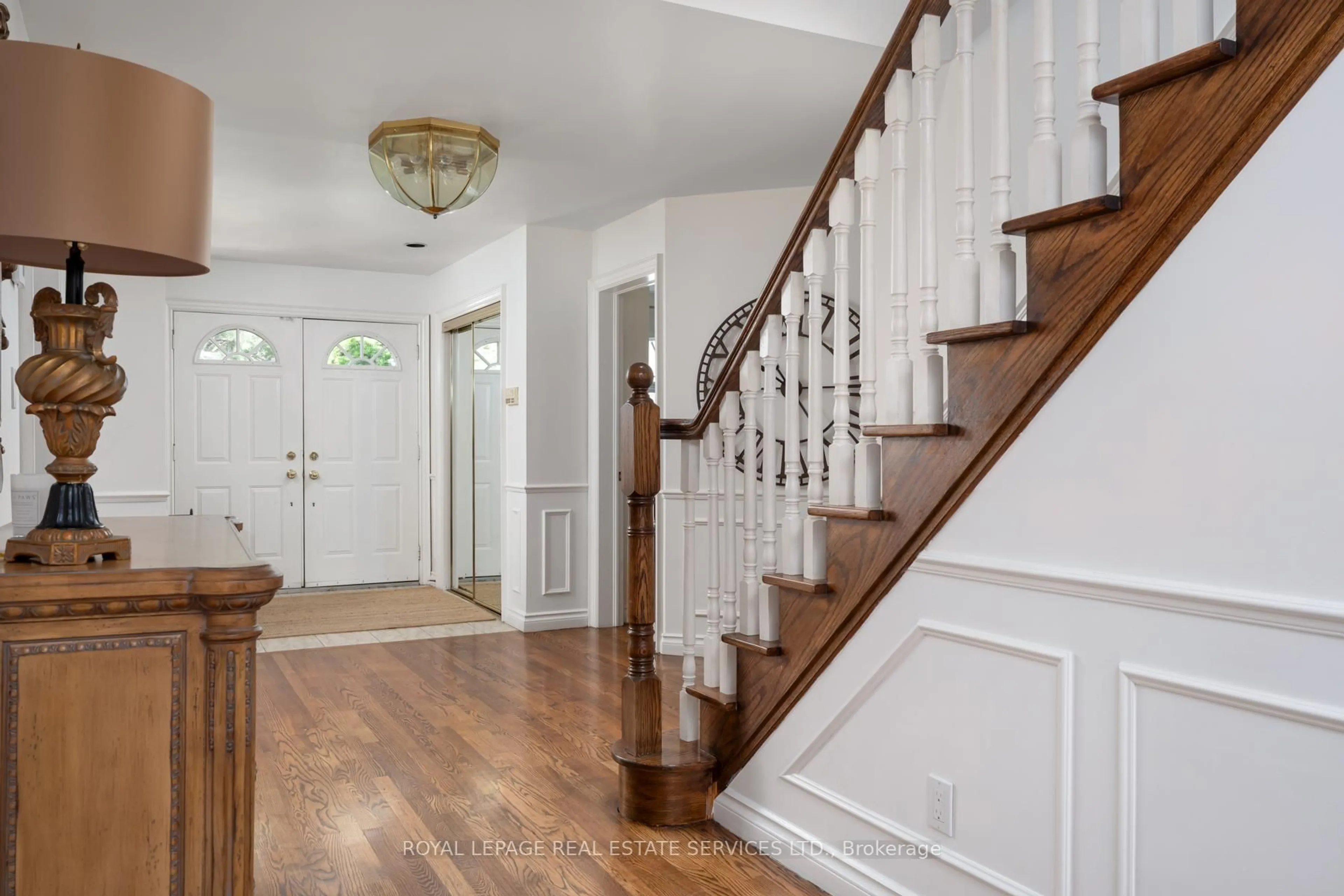 Indoor entryway for 33 Lynnhaven Rd, Toronto Ontario M6A 2K7