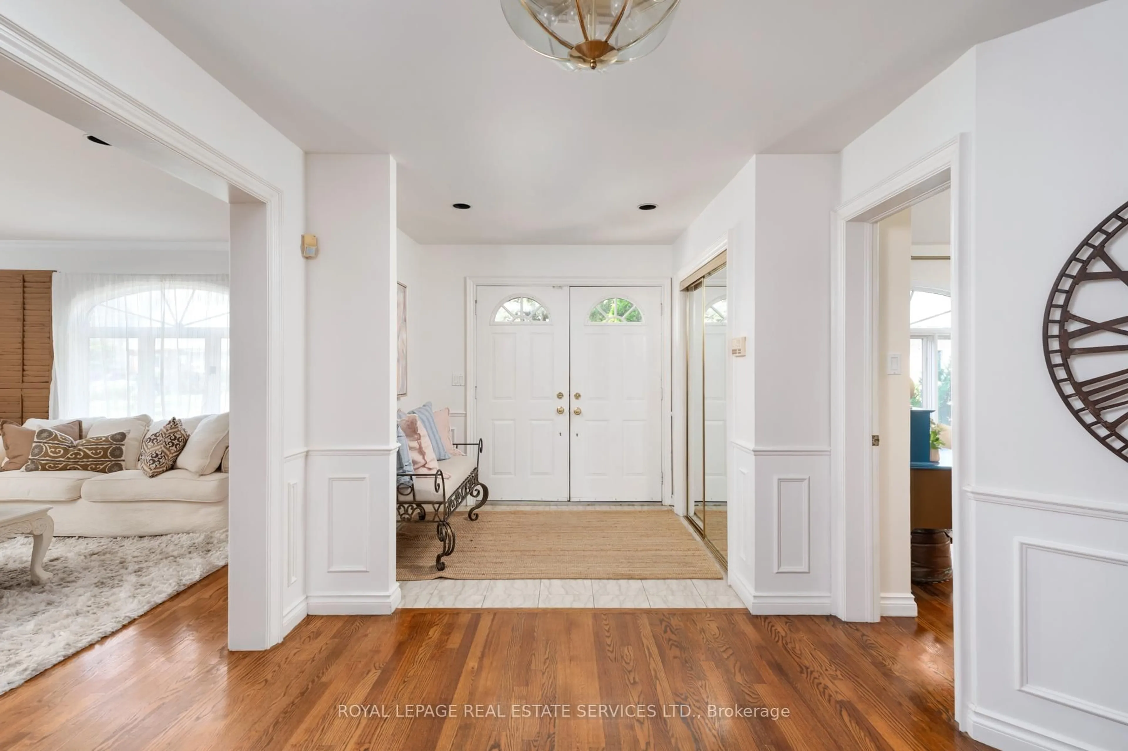 Indoor entryway for 33 Lynnhaven Rd, Toronto Ontario M6A 2K7