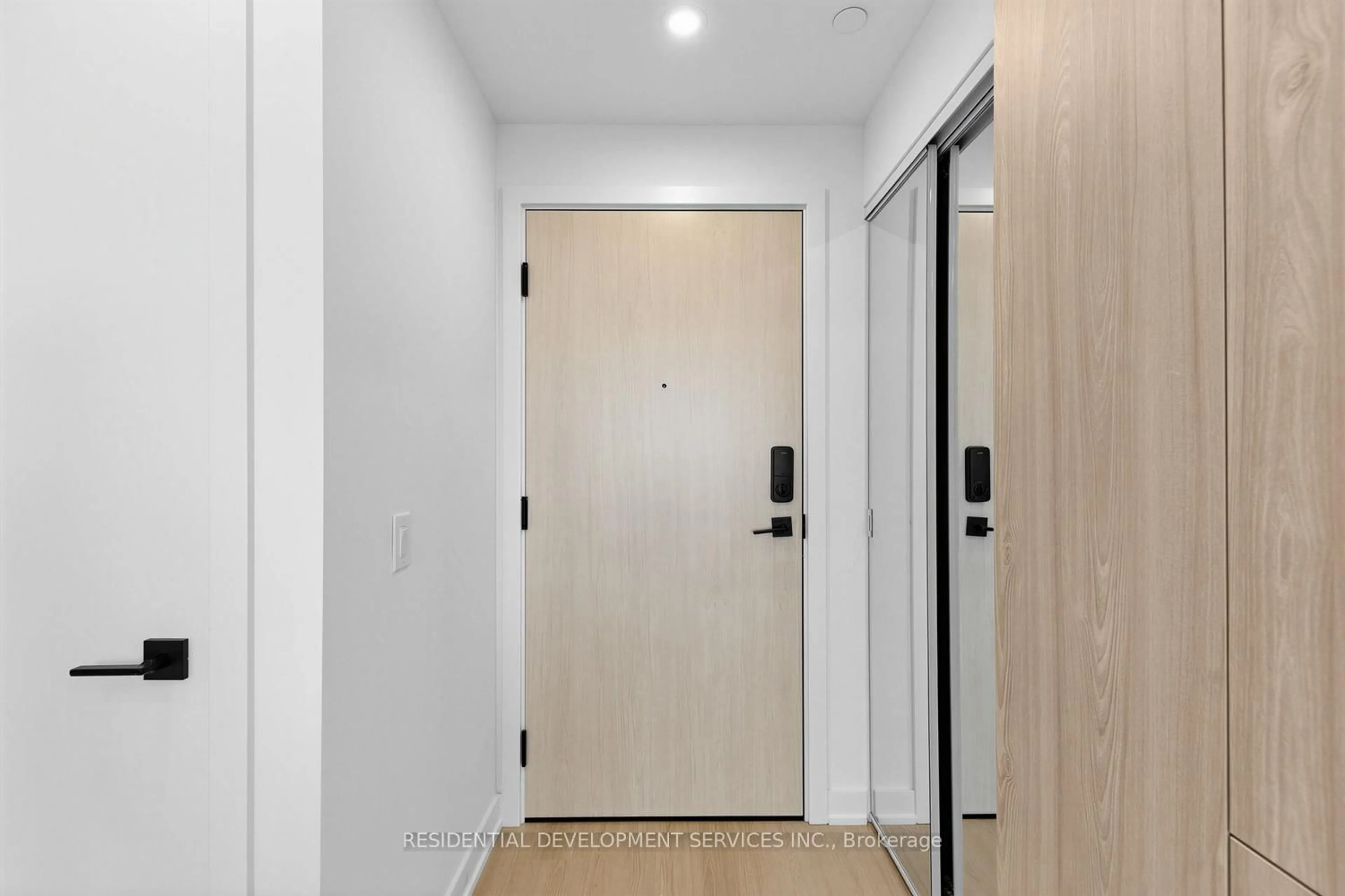 Indoor entryway for 699 Sheppard Ave #507, Toronto Ontario M2K 0J5
