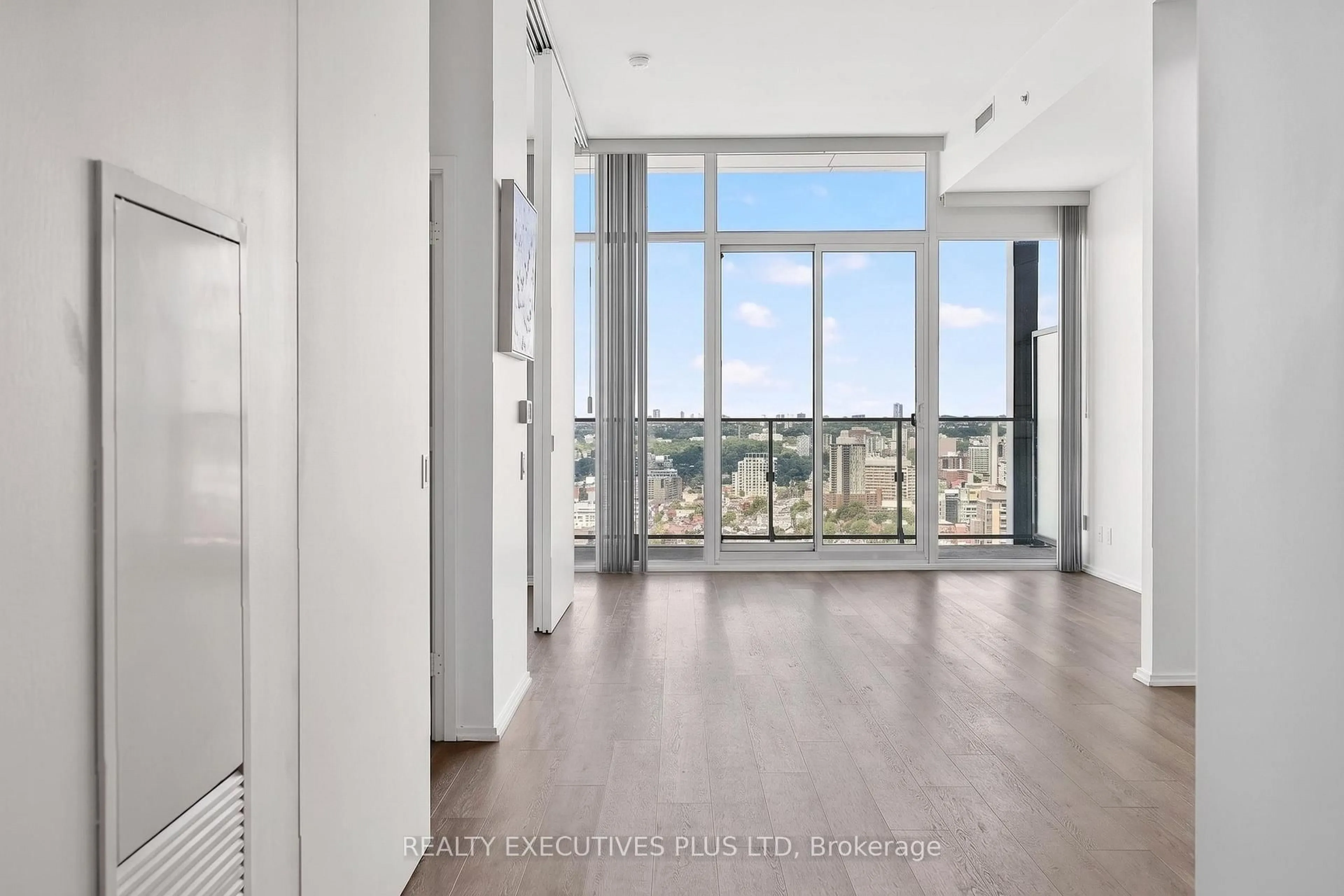 Indoor foyer for 125 Peter St #3604, Toronto Ontario M5V 0M2