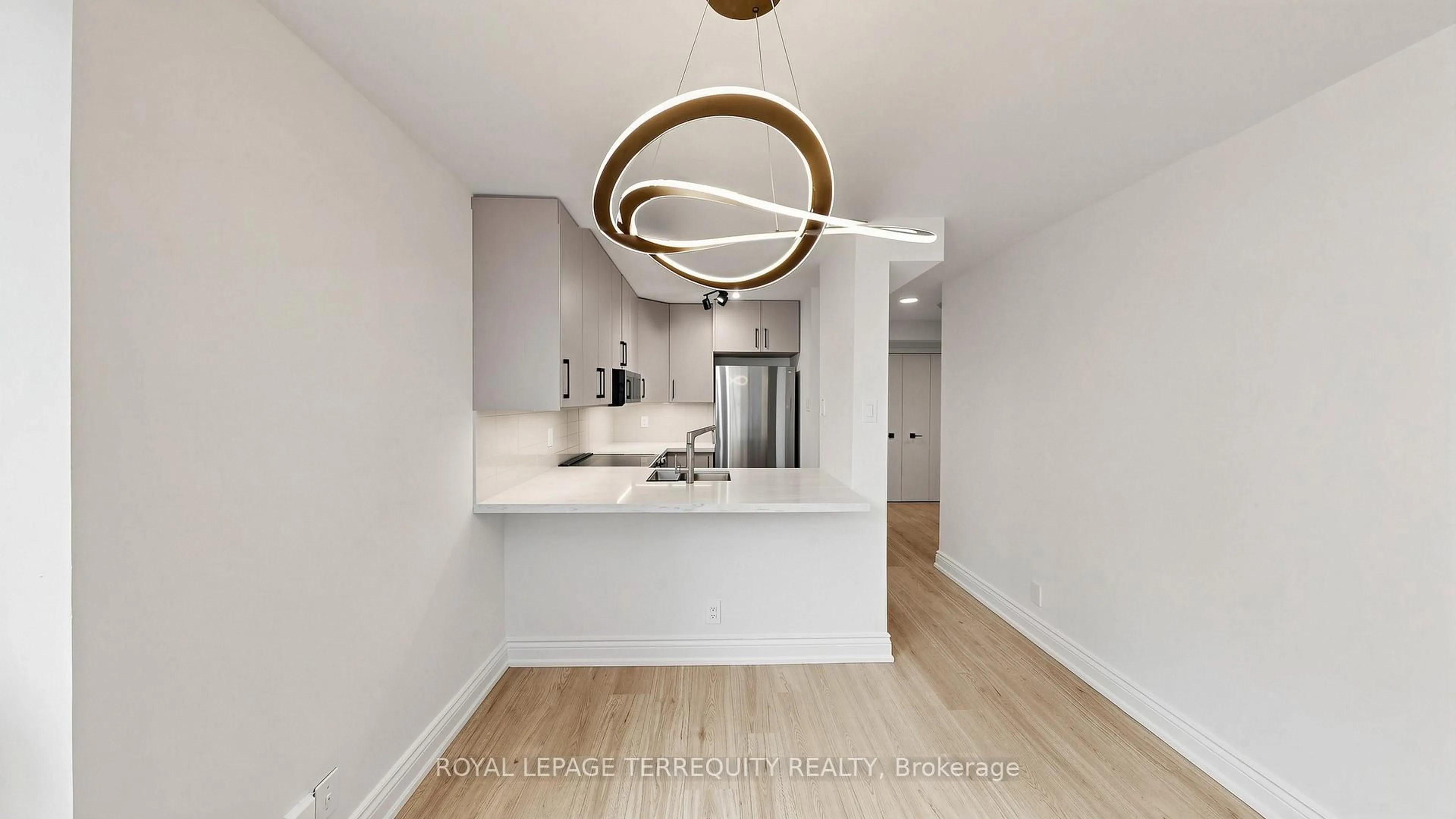 Open concept kitchen, wood/laminate floor for 92 King St #220, Toronto Ontario M5C 2V8