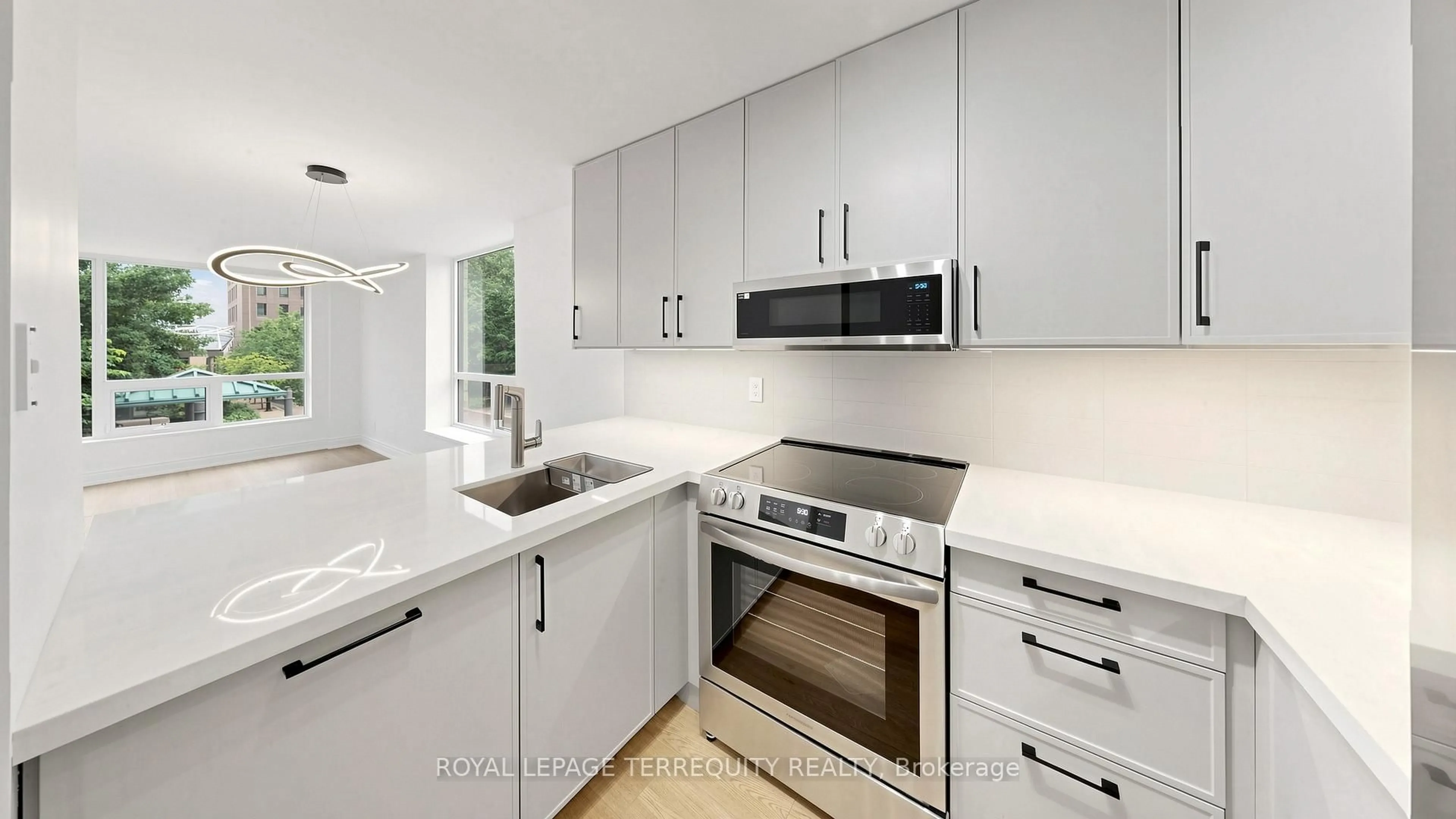 Standard kitchen, ceramic/tile floor for 92 King St #220, Toronto Ontario M5C 2V8