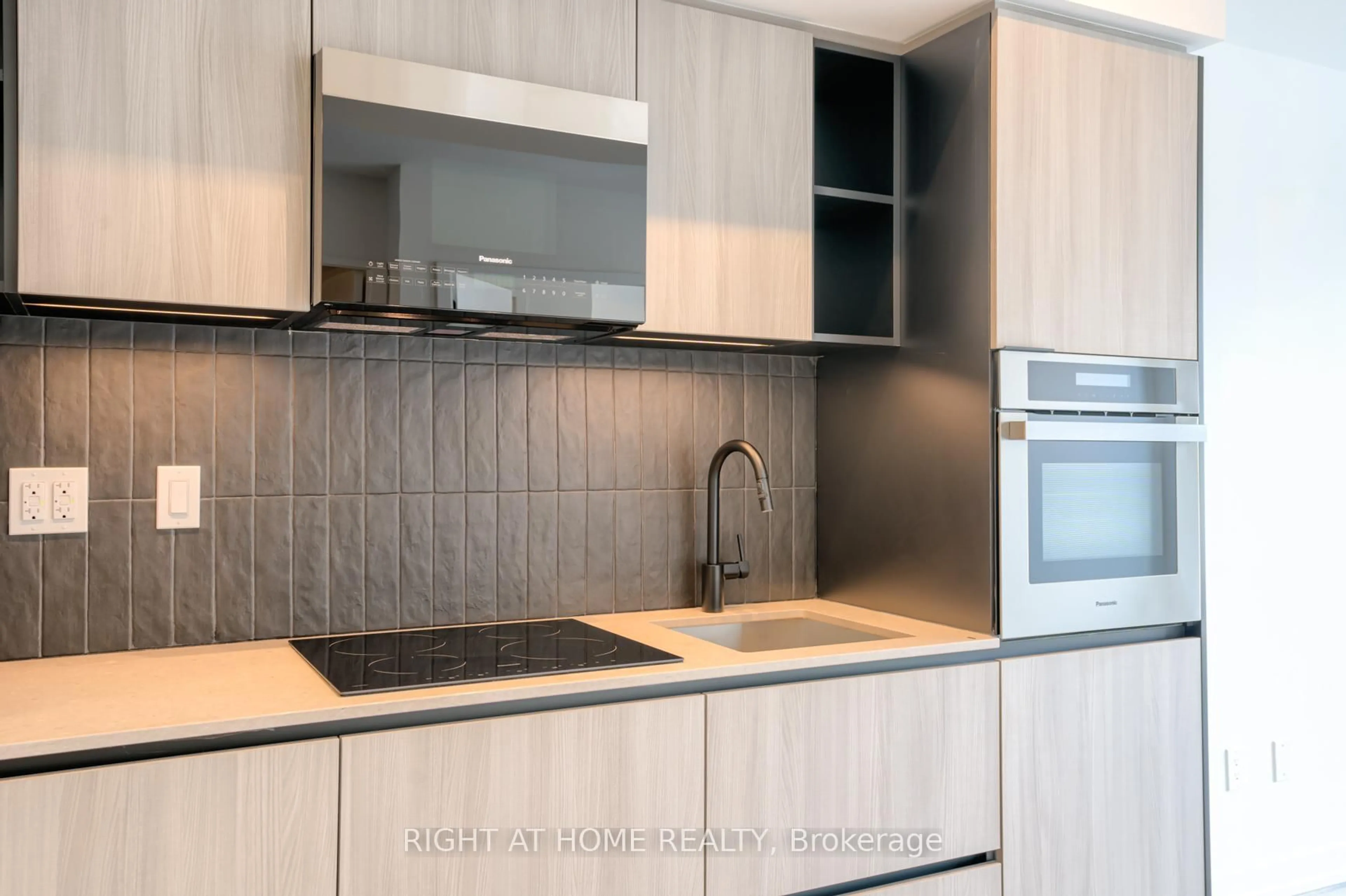 Standard kitchen, wood/laminate floor for 2 Augusta Ave #704, Toronto Ontario M5V 0T3