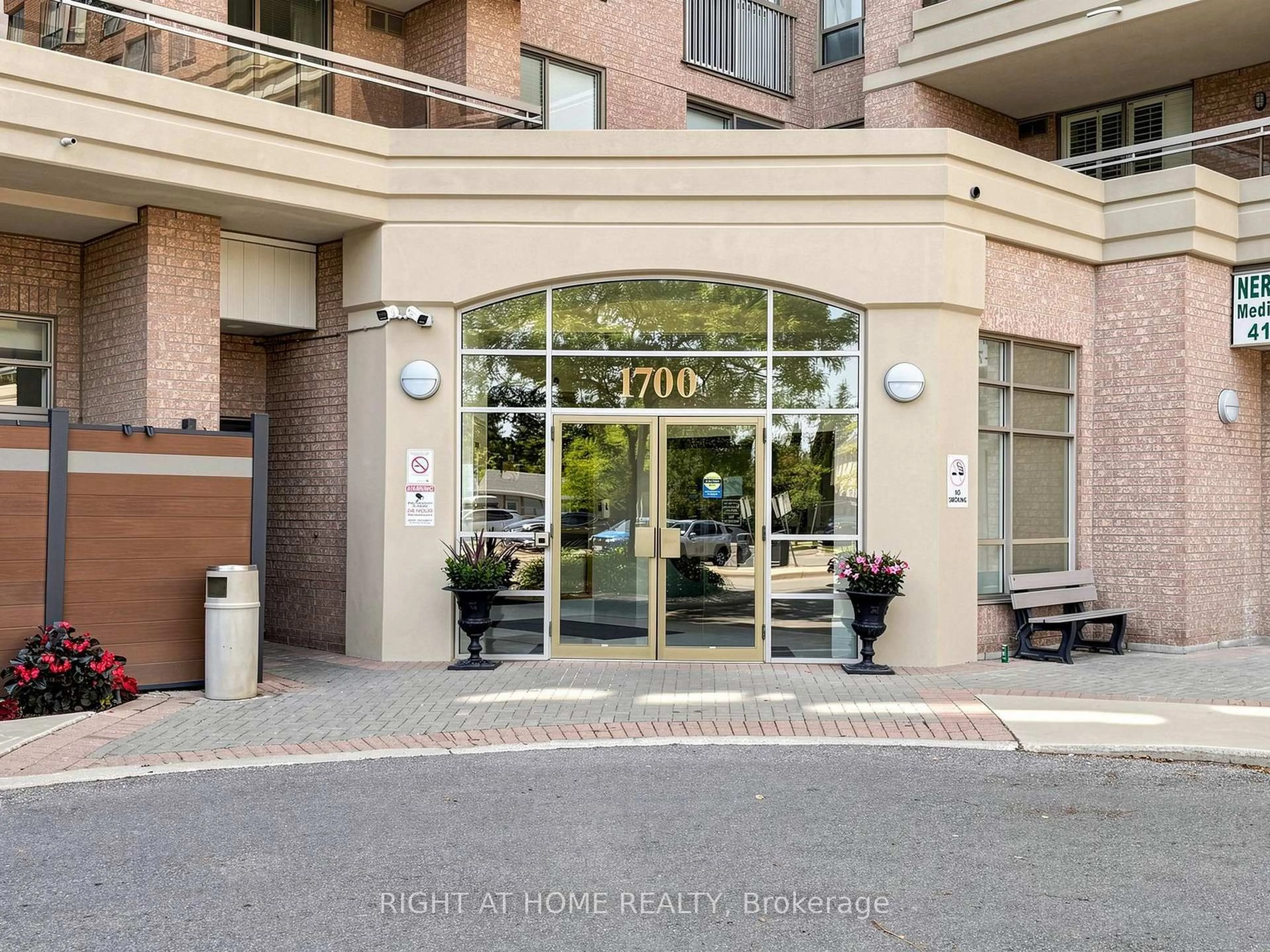 Indoor foyer for 1700 Eglinton Ave #1119, Toronto Ontario M4A 2X4