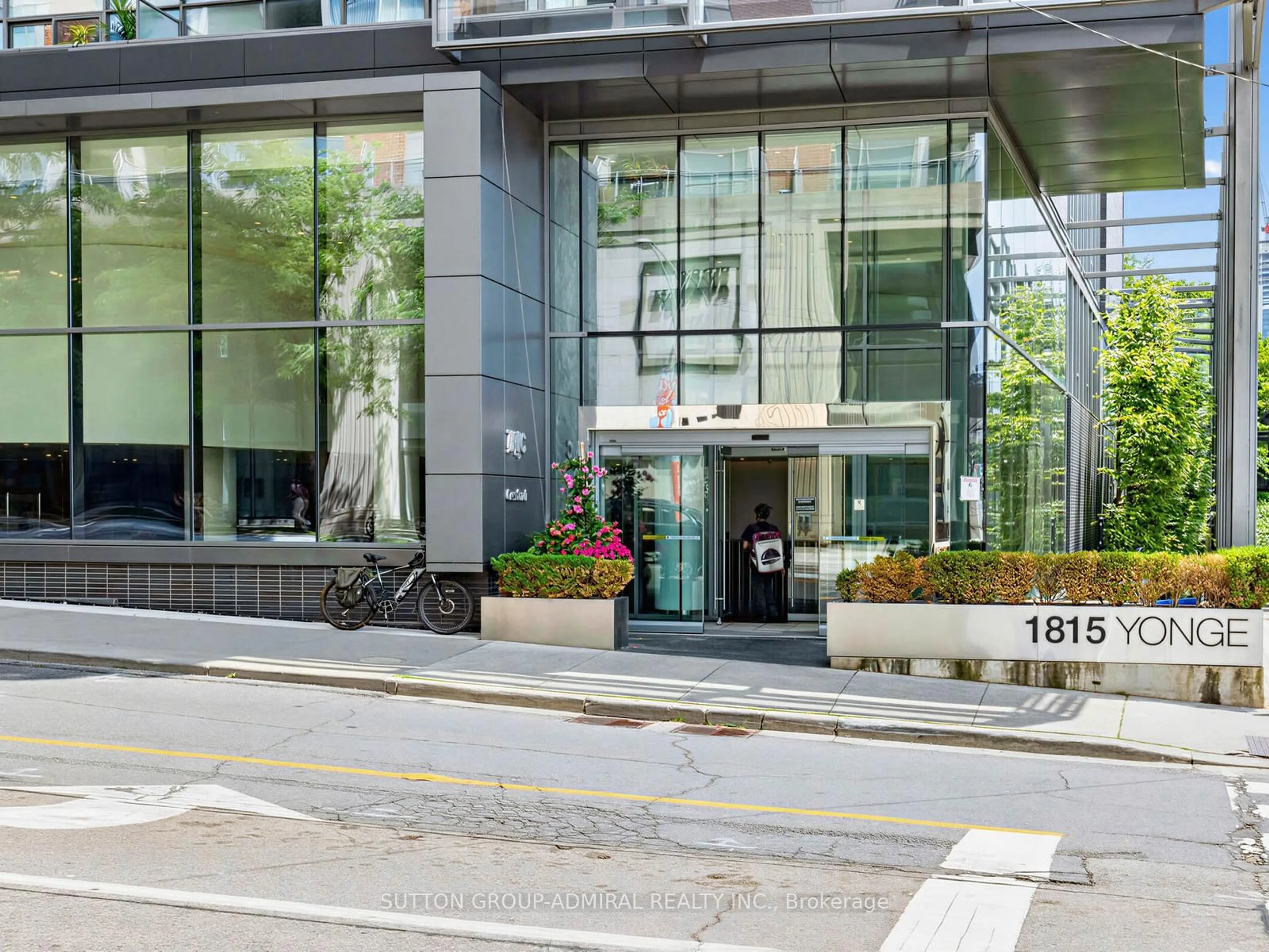 Indoor foyer for 1815 Yonge St #1102, Toronto Ontario M4T 2A4