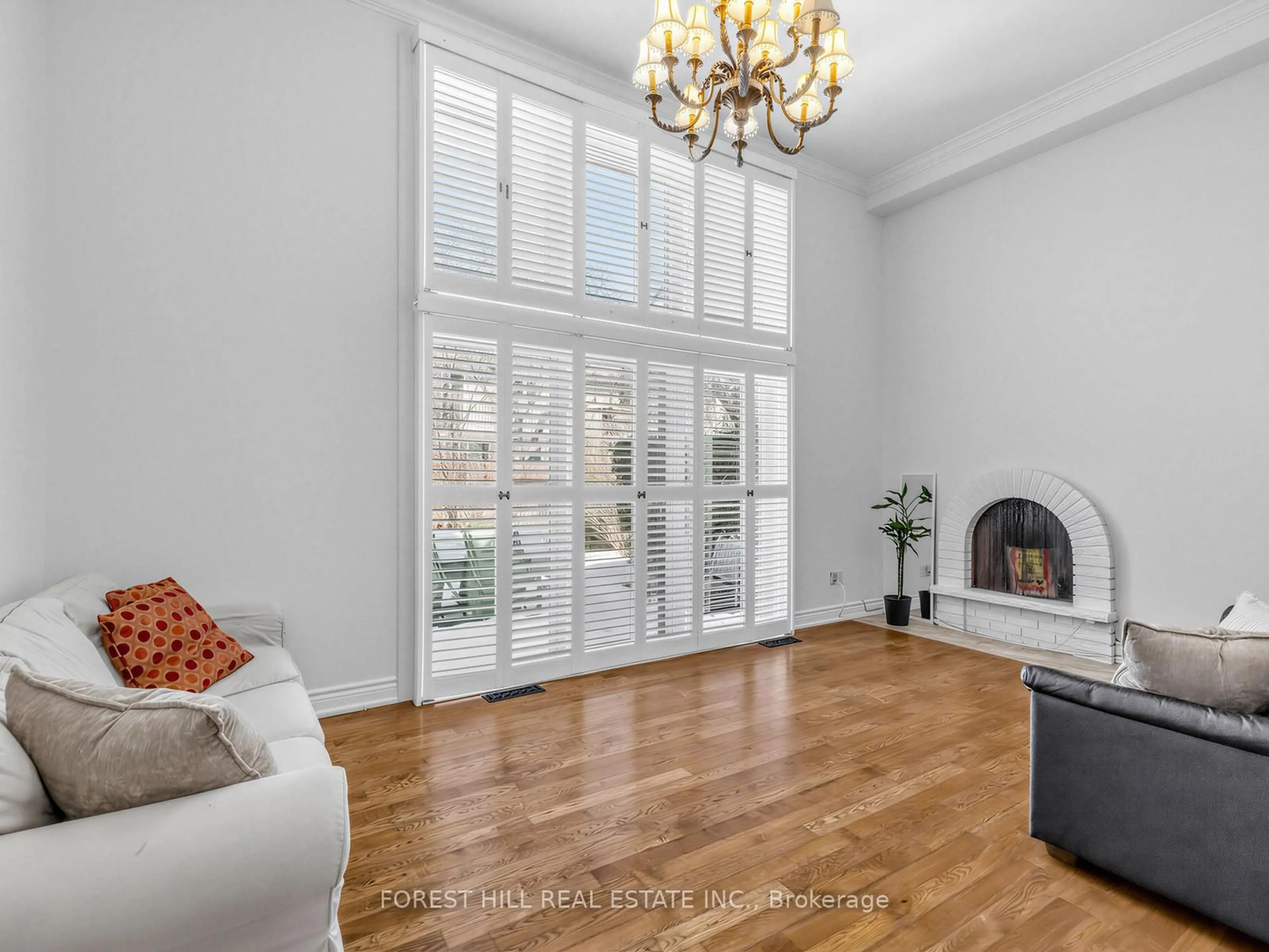 Living room with furniture, unknown for 81 Scenic Mill Way, Toronto Ontario M2L 1S9