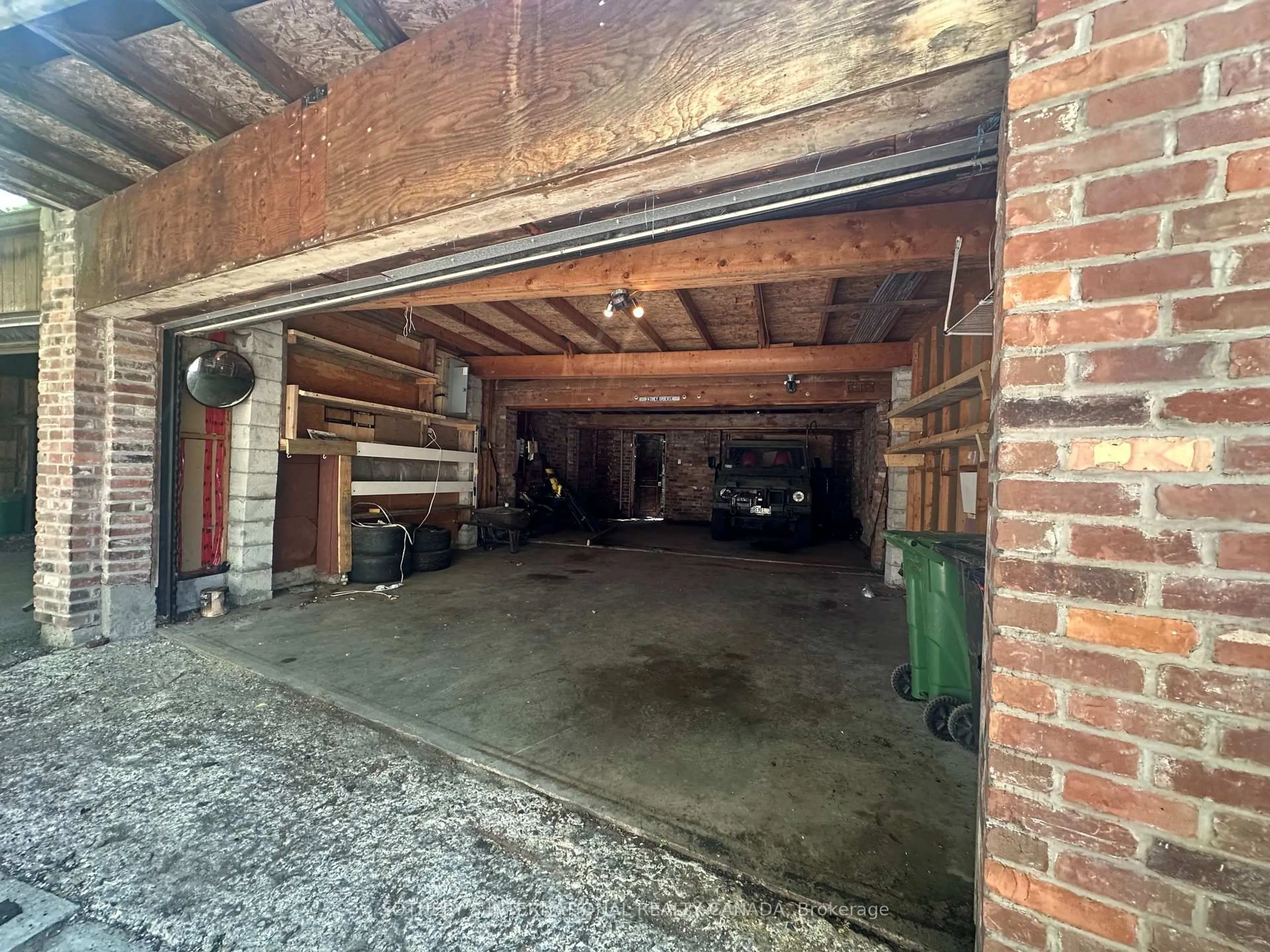 Indoor garage for 278 Avenue Rd, Toronto Ontario M4G 1G4