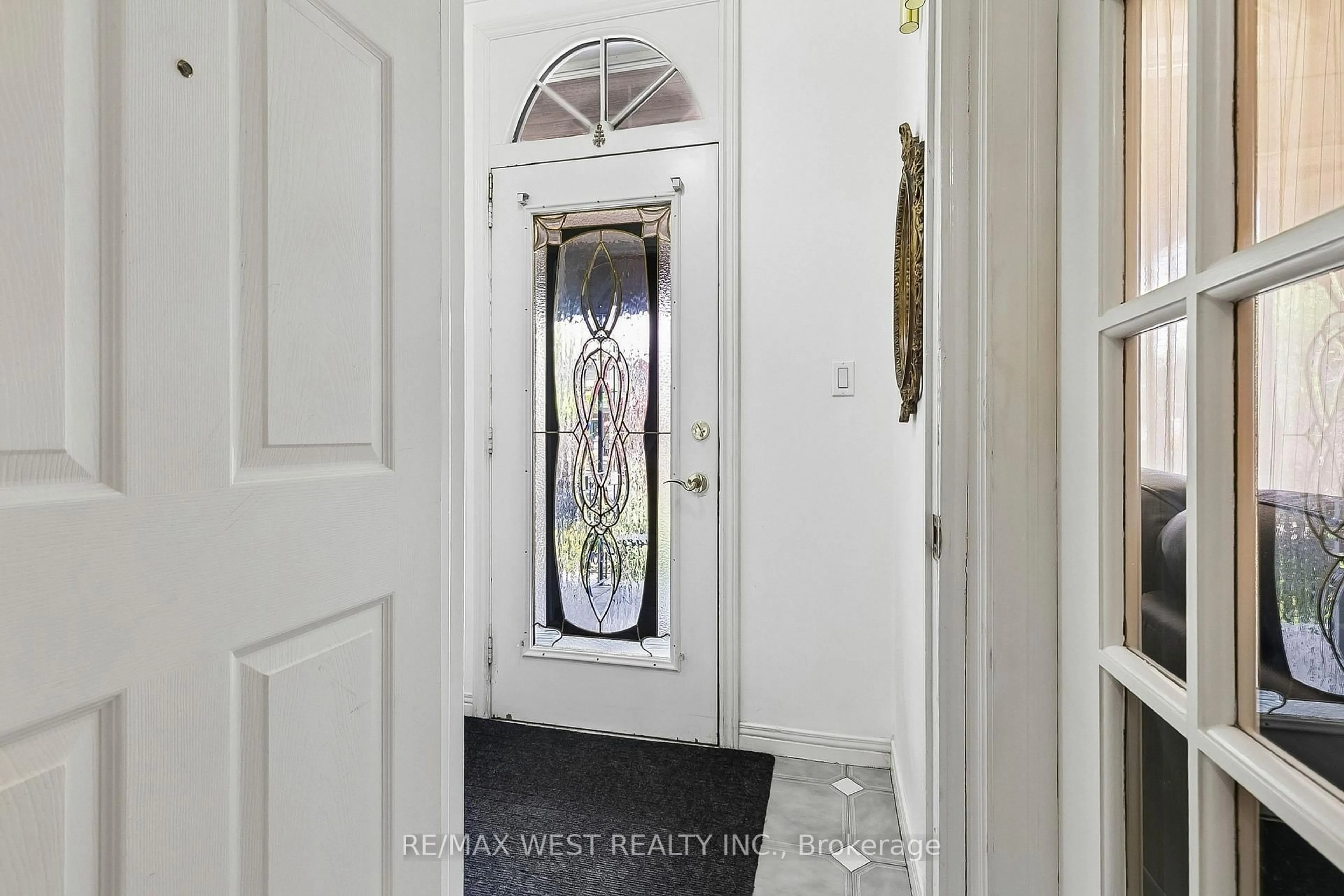 Indoor entryway for 454 Brock Ave, Toronto Ontario M6H 3N3