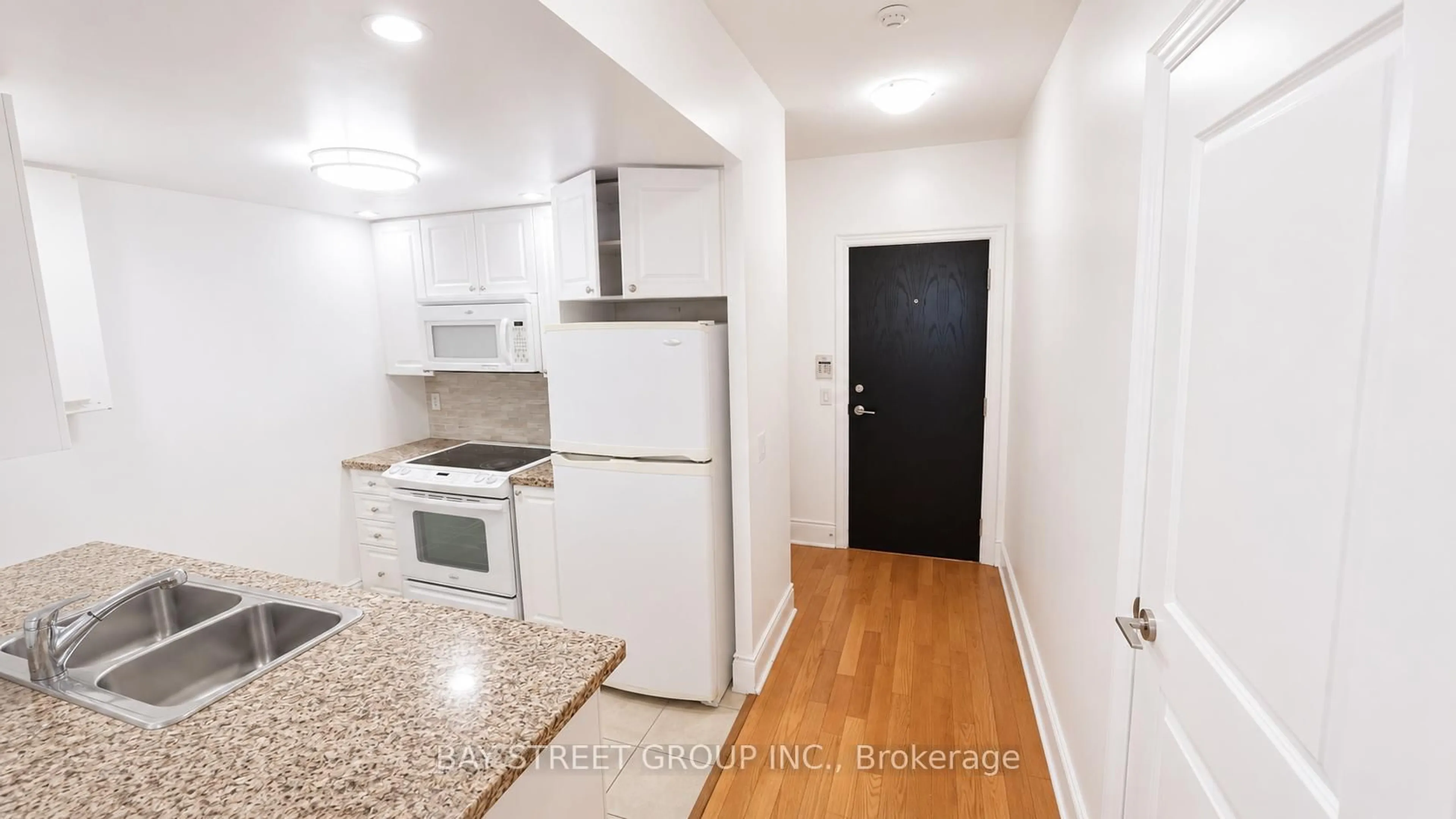 Standard kitchen, wood/laminate floor for 500 Doris Ave #1523, Toronto Ontario M2N 0C1