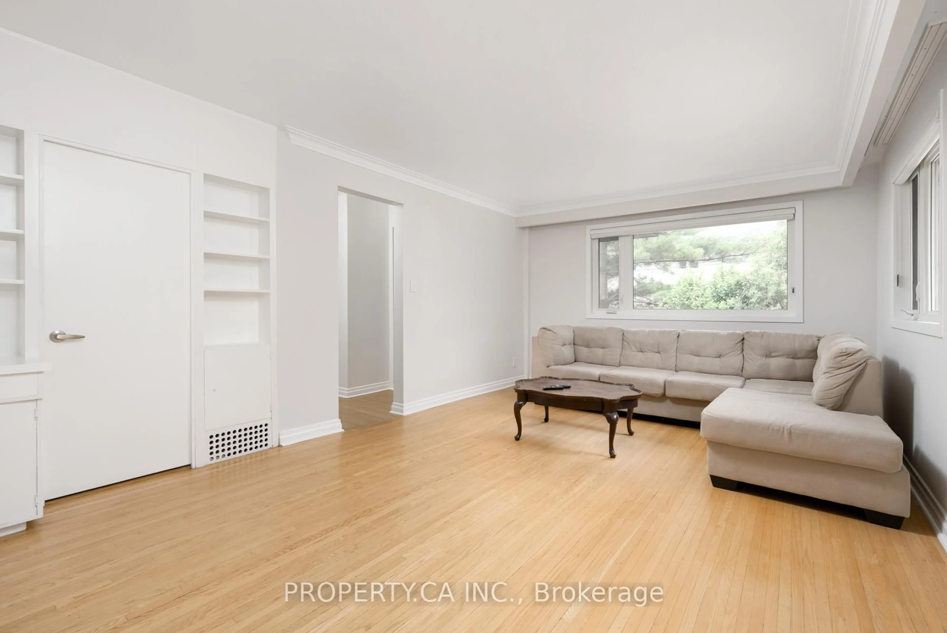 Living room with furniture, wood/laminate floor for 779 Willowdale Ave, Toronto Ontario M2N 5B5
