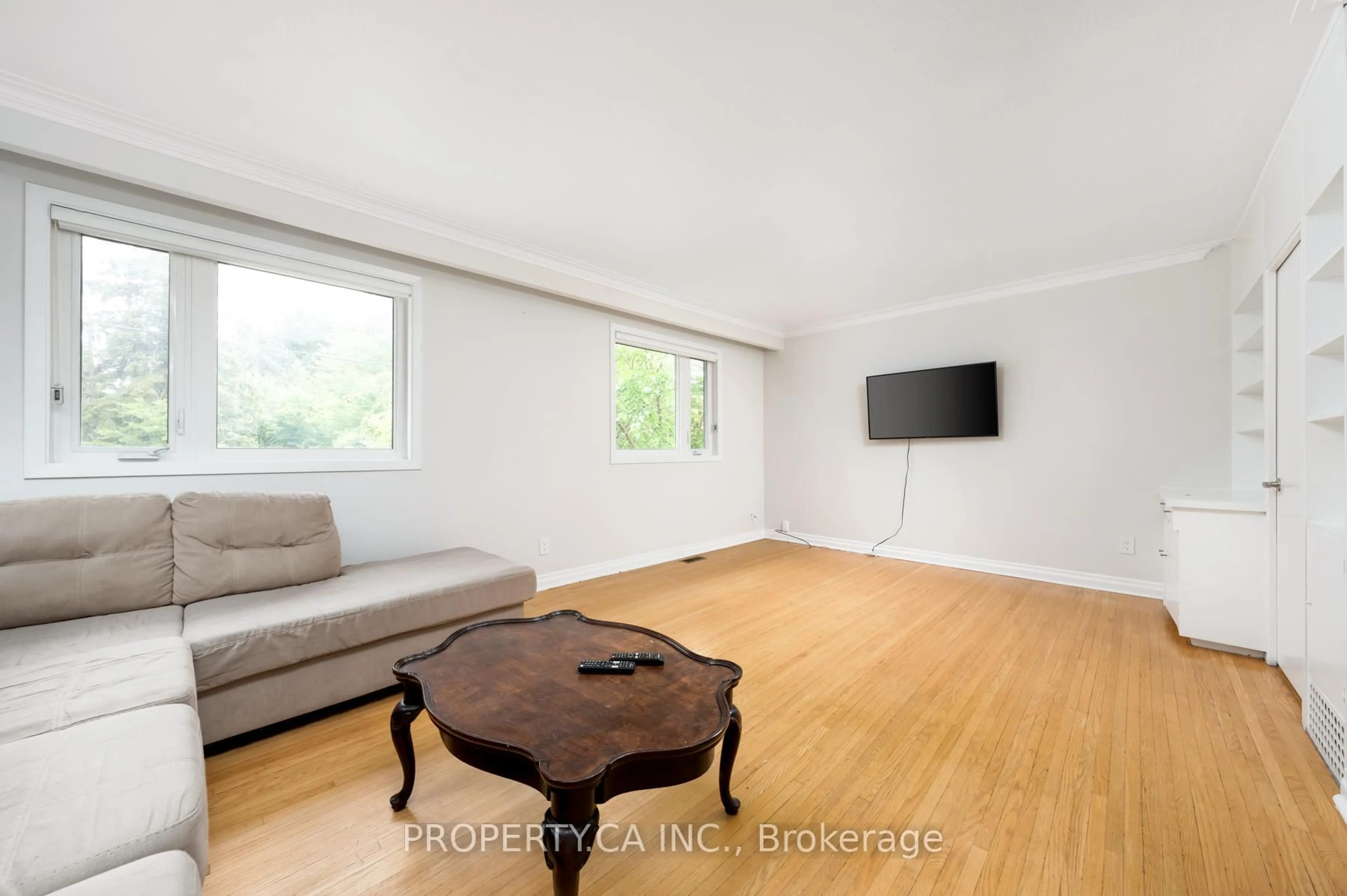 Living room with furniture, wood/laminate floor for 779 Willowdale Ave, Toronto Ontario M2N 5B5