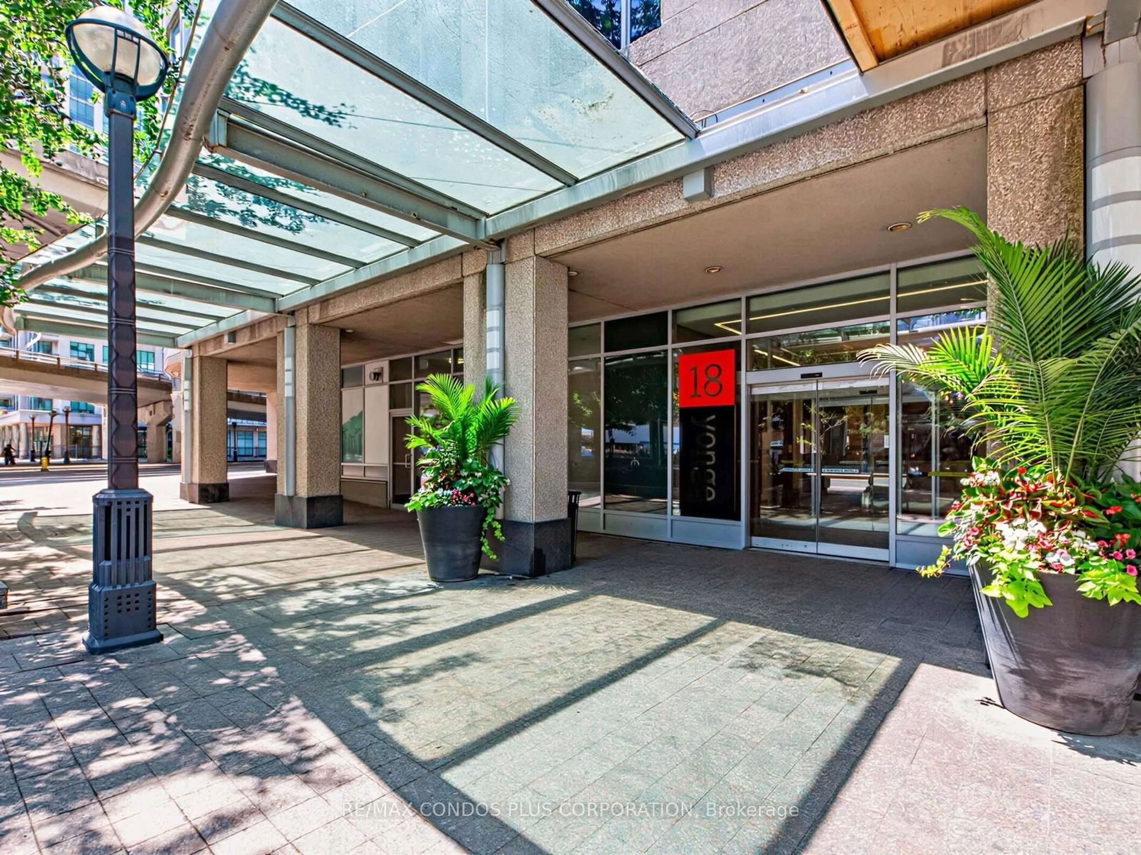 Indoor foyer for 18 Yonge St #1012, Toronto Ontario M5E 1Z8