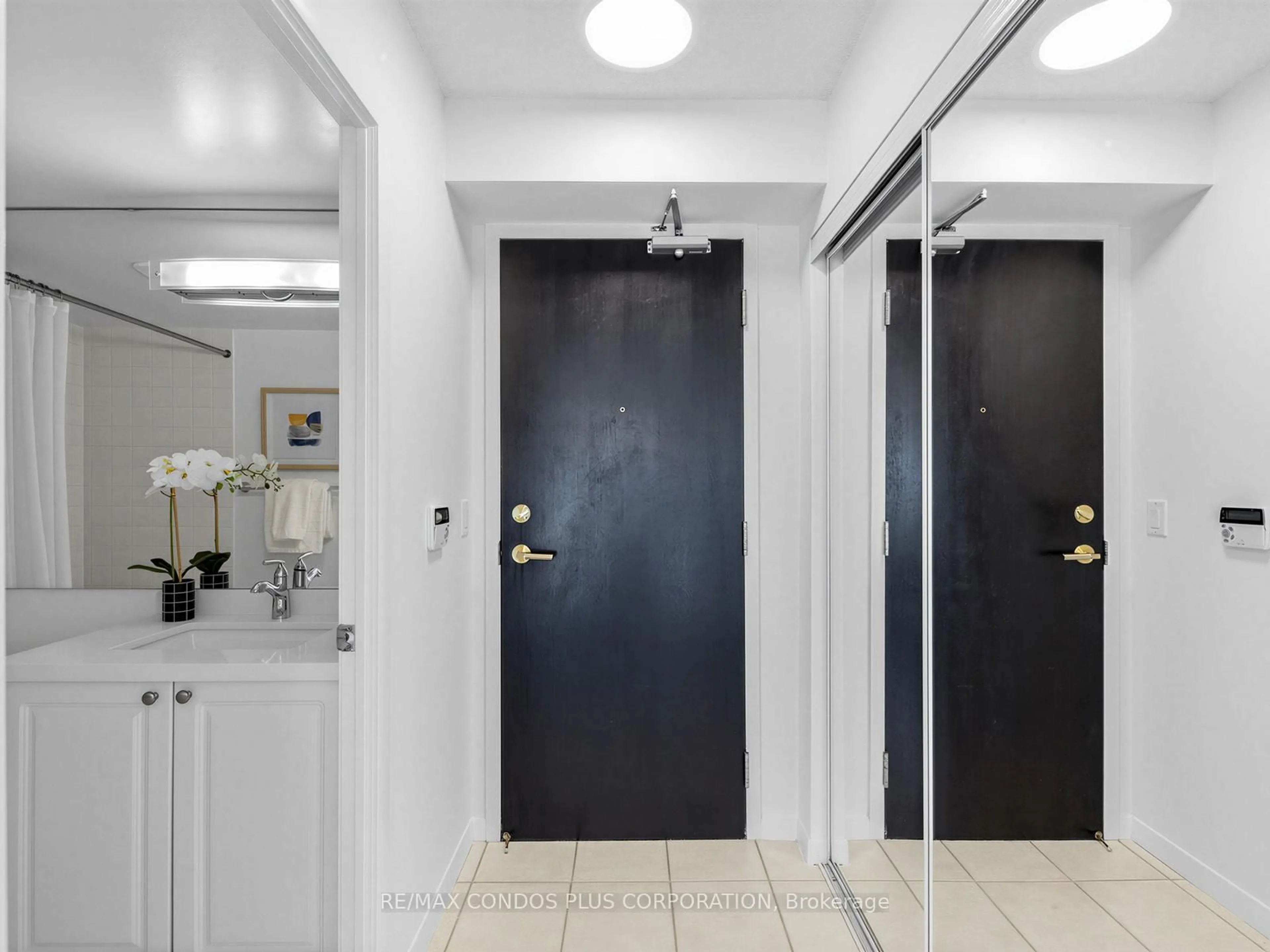 Indoor entryway for 18 Yonge St #1012, Toronto Ontario M5E 1Z8