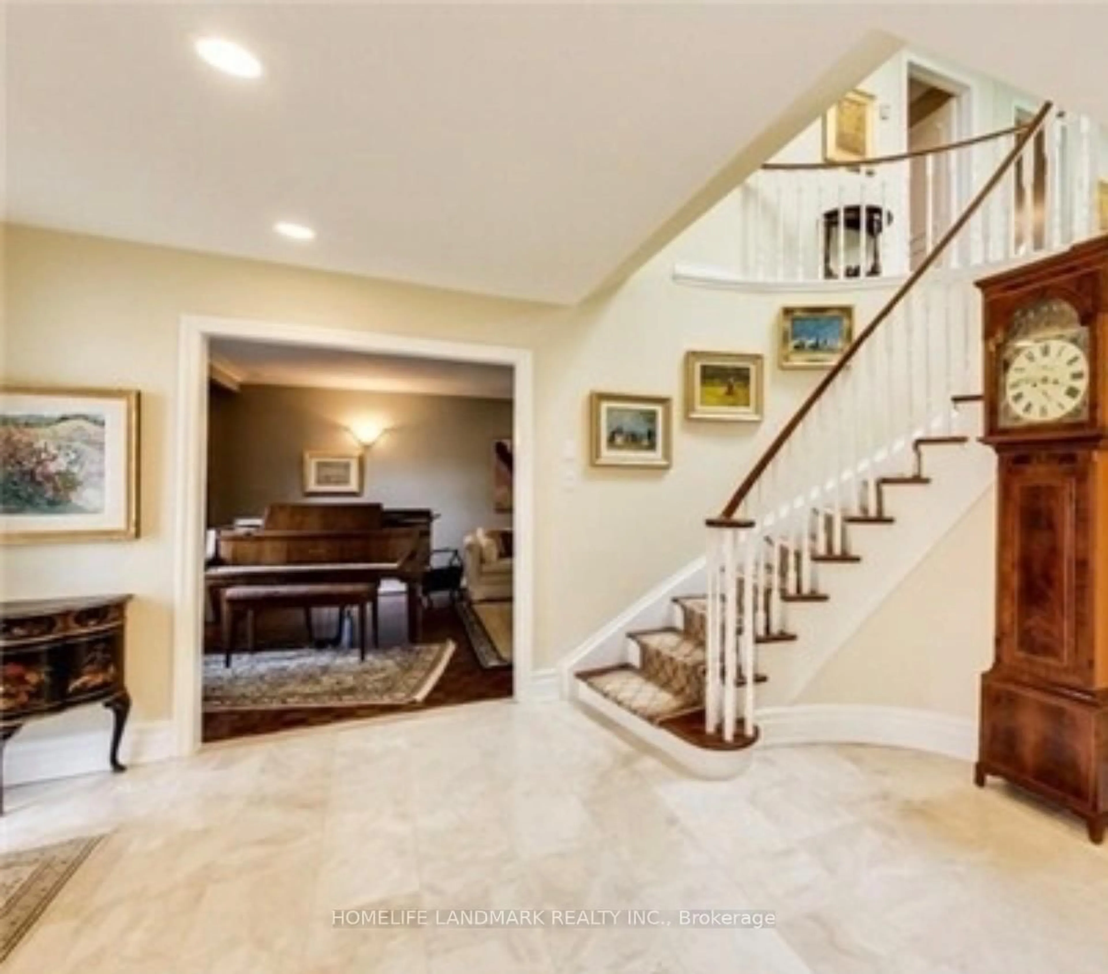Indoor foyer for 15 Tofino Cres, Toronto Ontario M3B 1R7