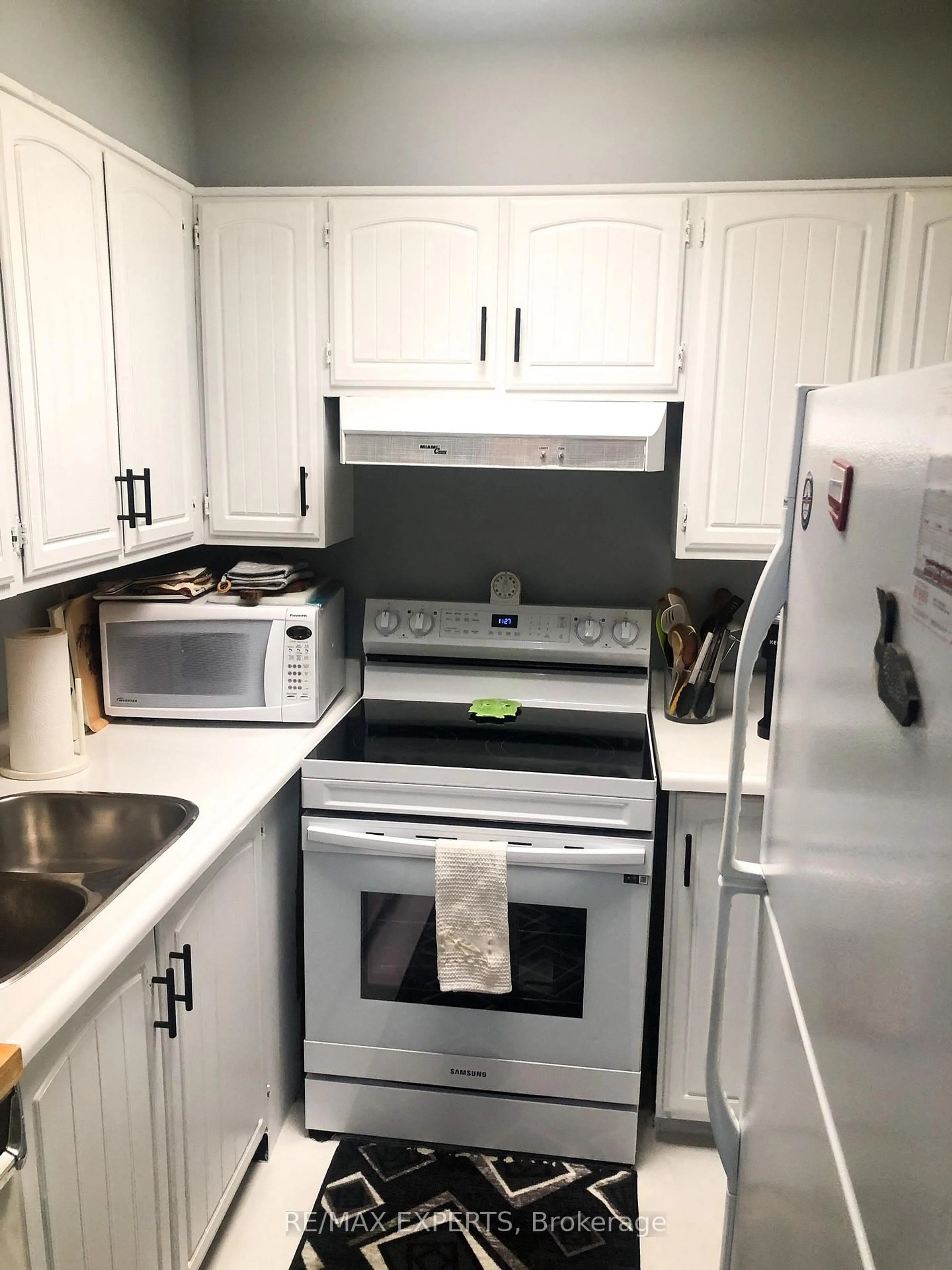 Standard kitchen, unknown for 33 Harbour Sq #1013, Toronto Ontario M5J 2Z6