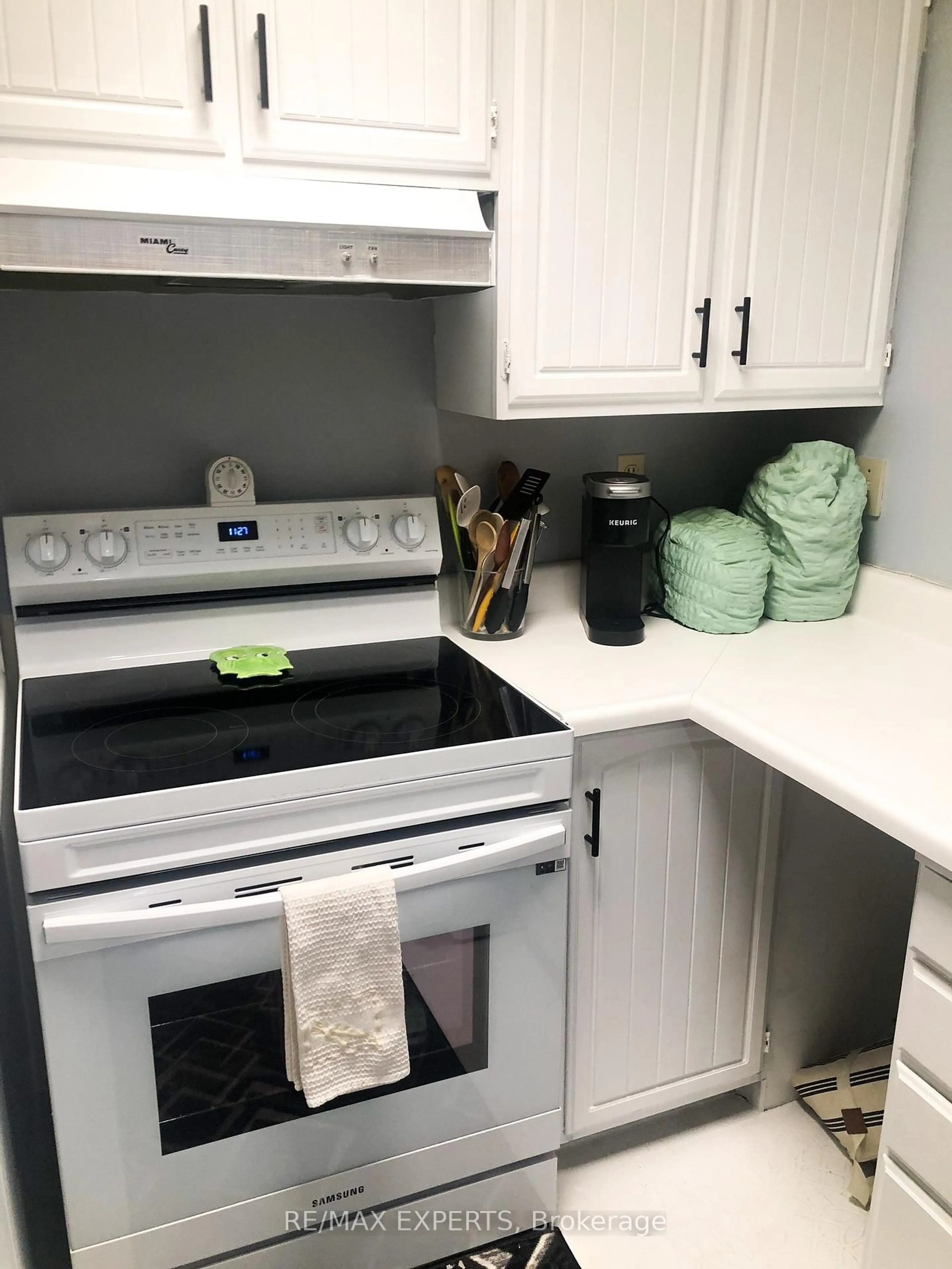 Standard kitchen, unknown for 33 Harbour Sq #1013, Toronto Ontario M5J 2Z6