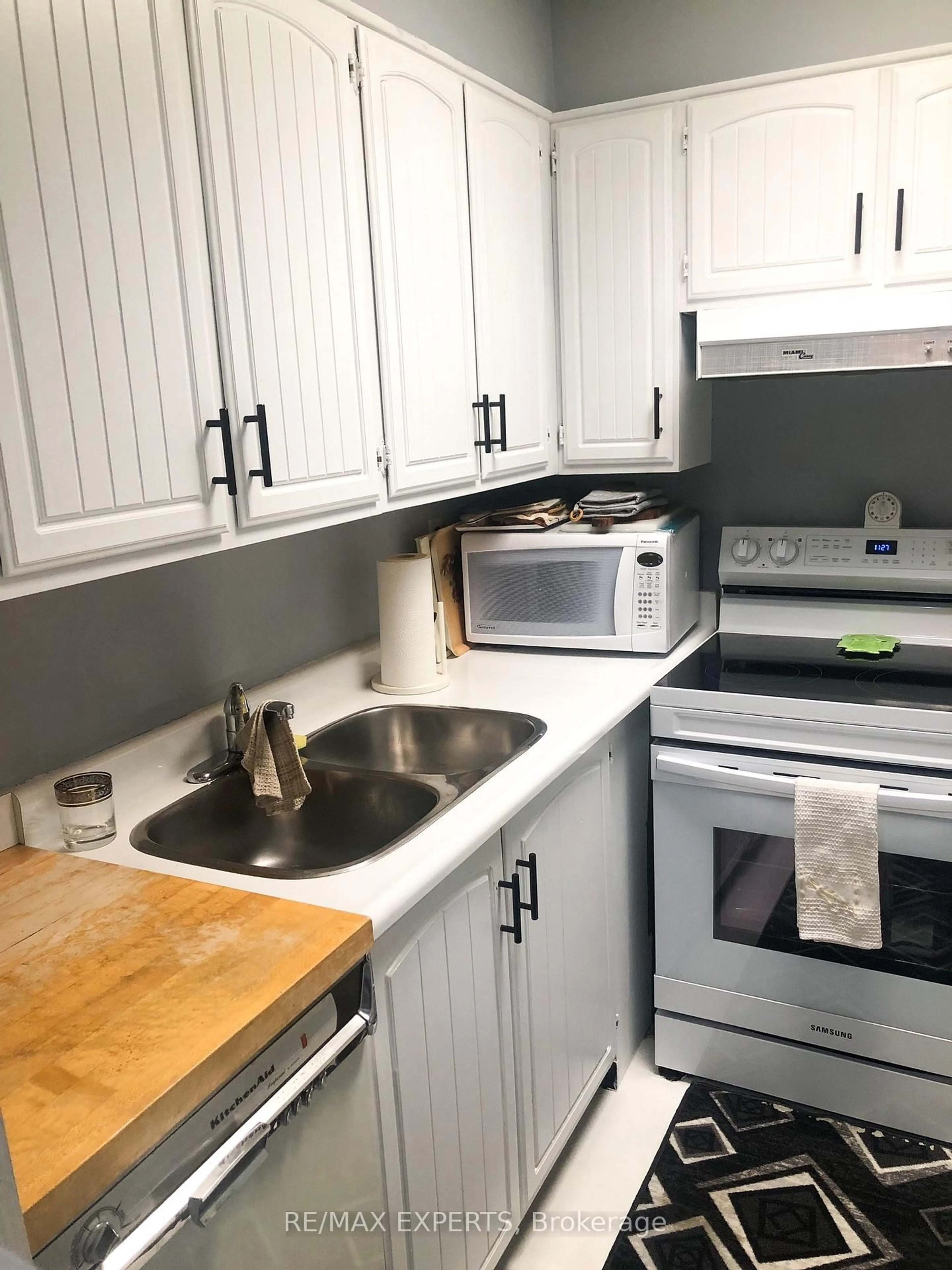 Standard kitchen, unknown for 33 Harbour Sq #1013, Toronto Ontario M5J 2Z6