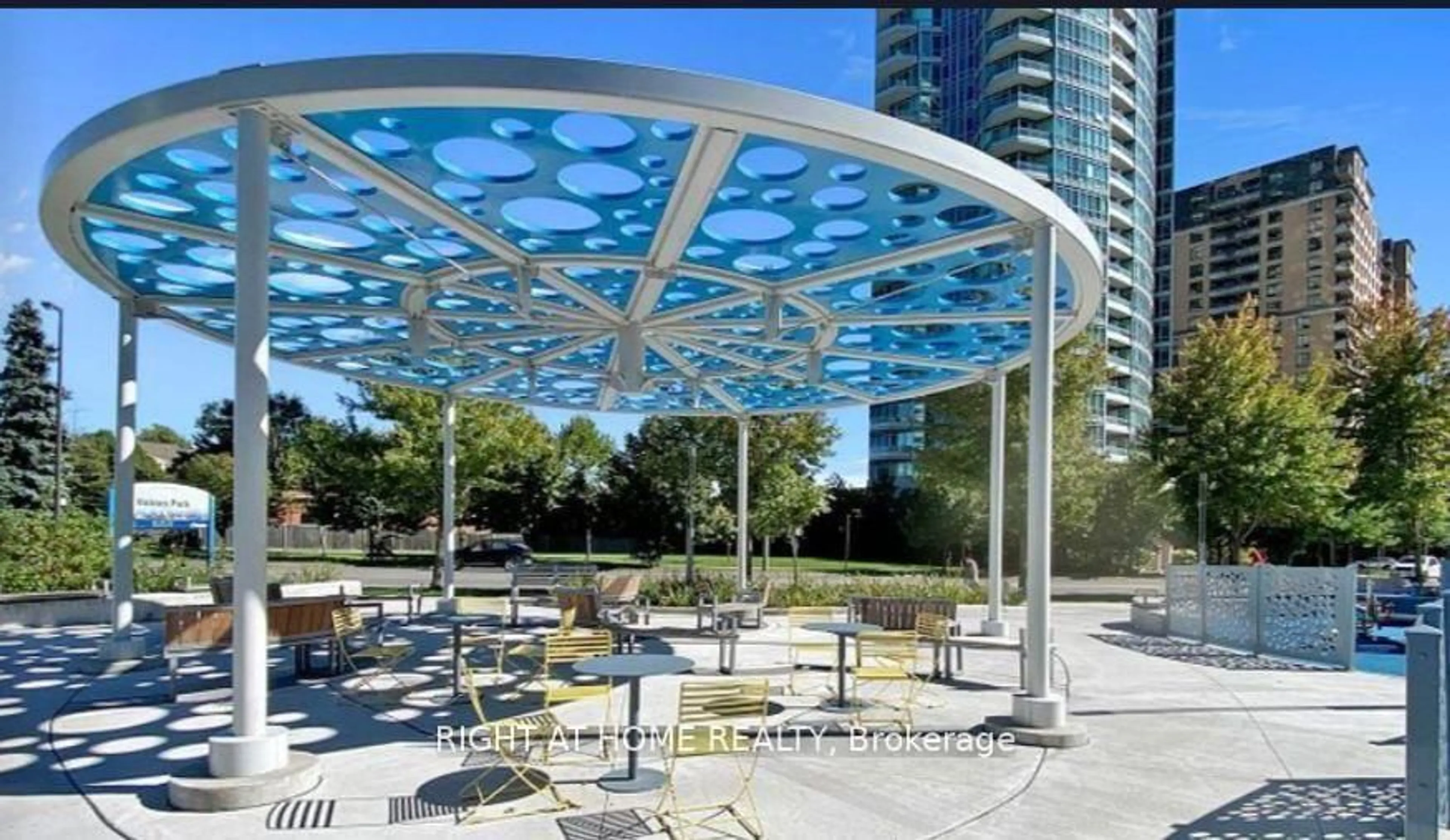 Patio, street for 15 Holmes Ave, Toronto Ontario M2N 0L4