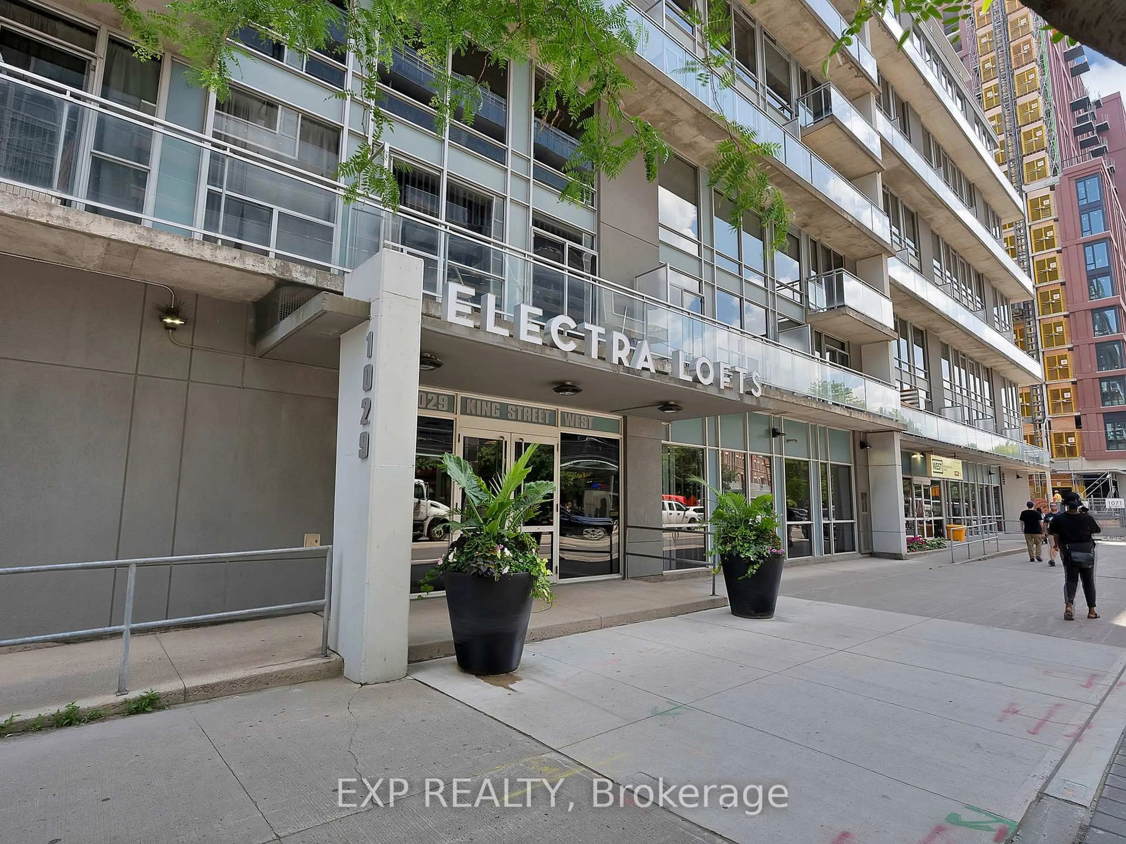Indoor entryway for 1029 King St #246, Toronto Ontario M6K 3M9