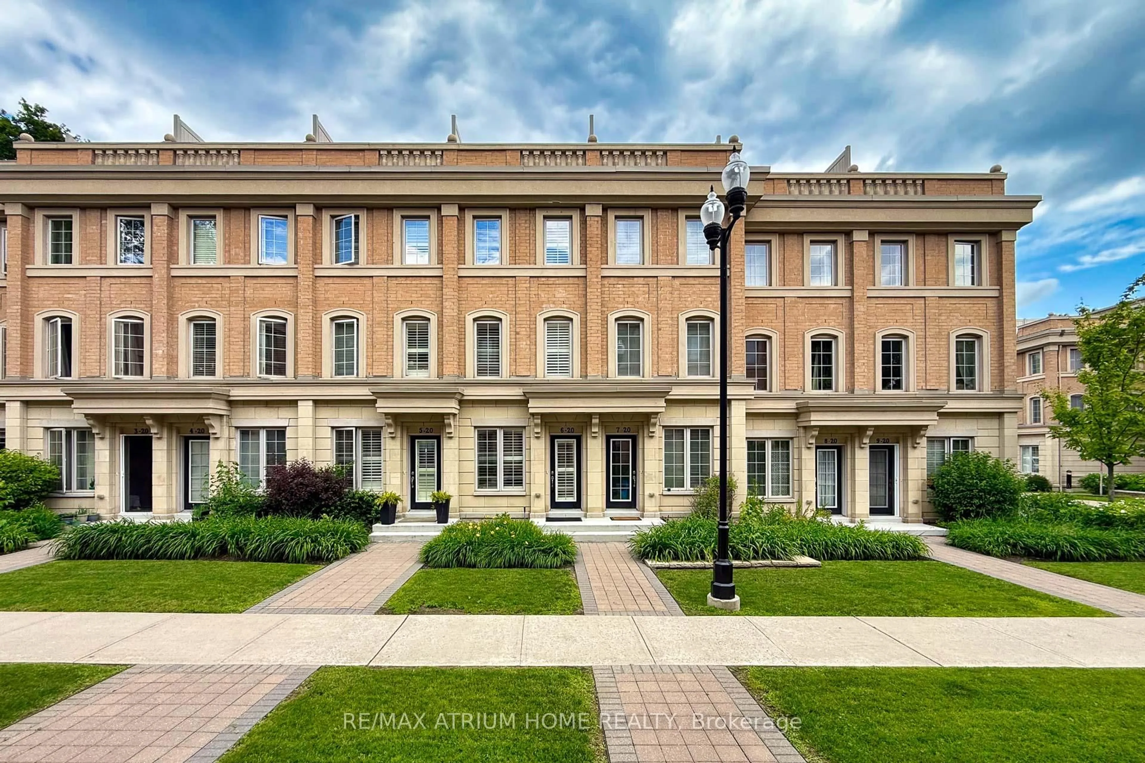 A pic from outside/outdoor area/front of a property/back of a property/a pic from drone, street for 20 Hargrave Lane #6, Toronto Ontario M4N 0A4