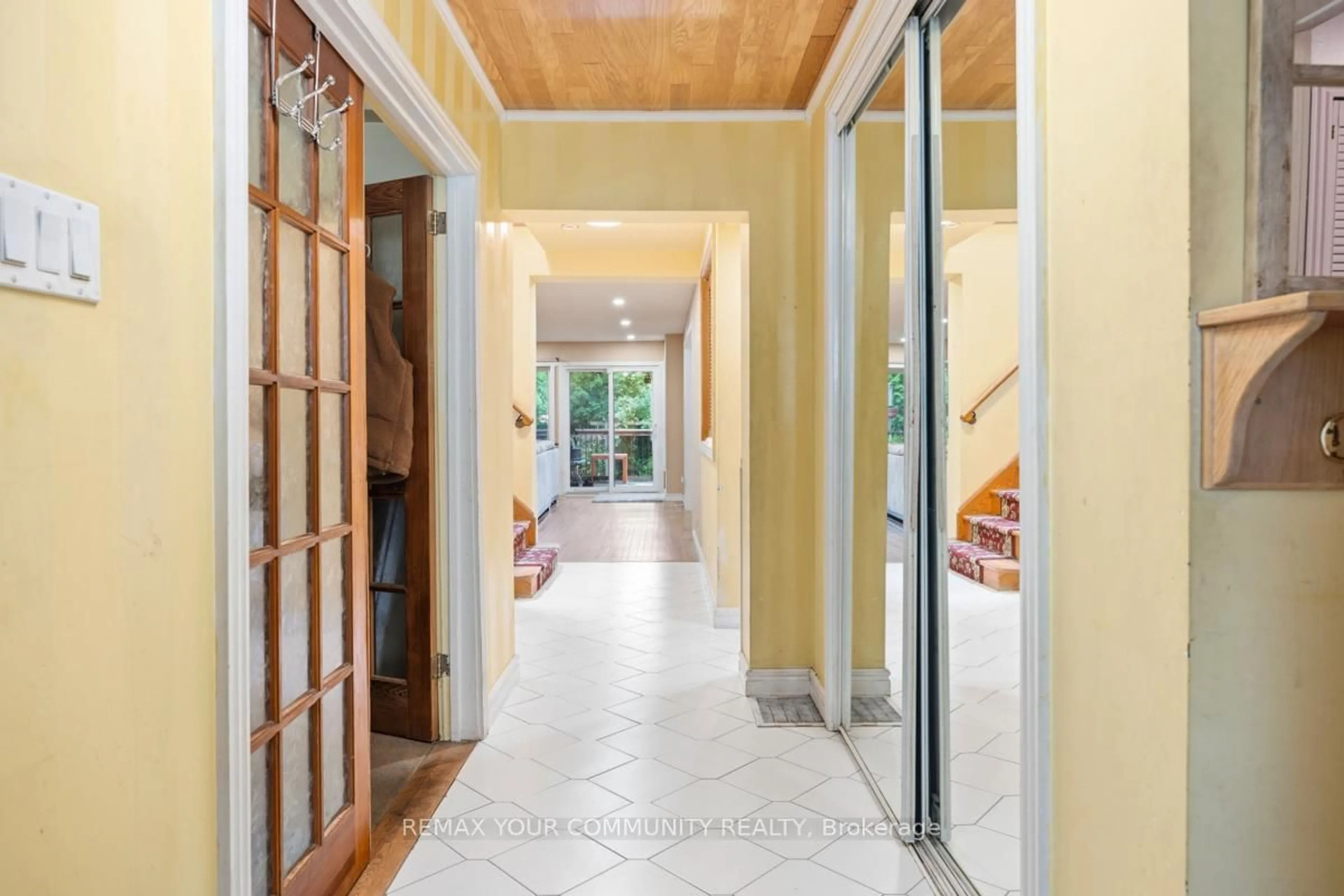 Indoor foyer for 39 Cadillac Ave, Toronto Ontario M3H 1S3