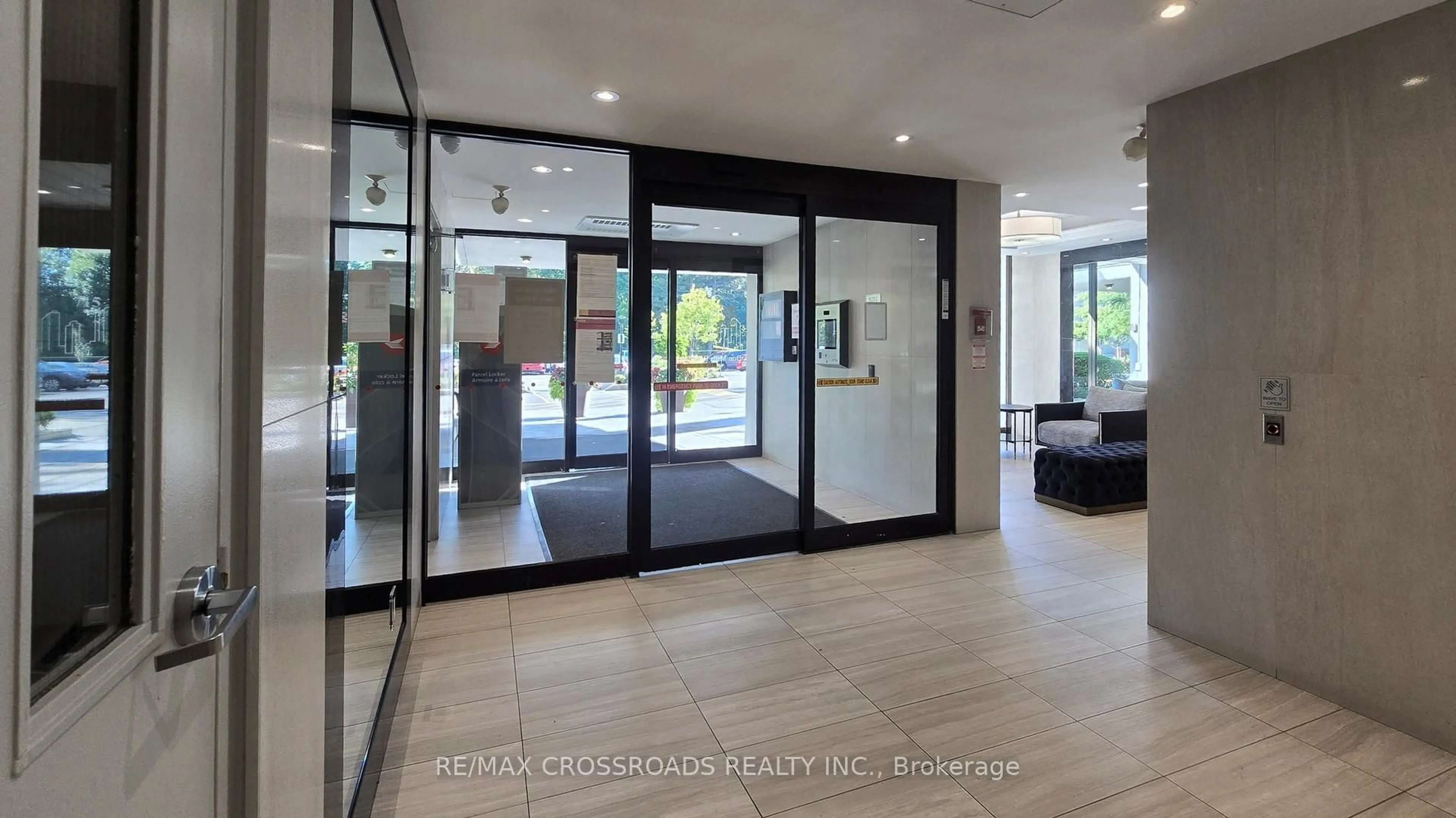 Indoor foyer for 715 Don Mills Rd #208, Toronto Ontario M3C 1S4